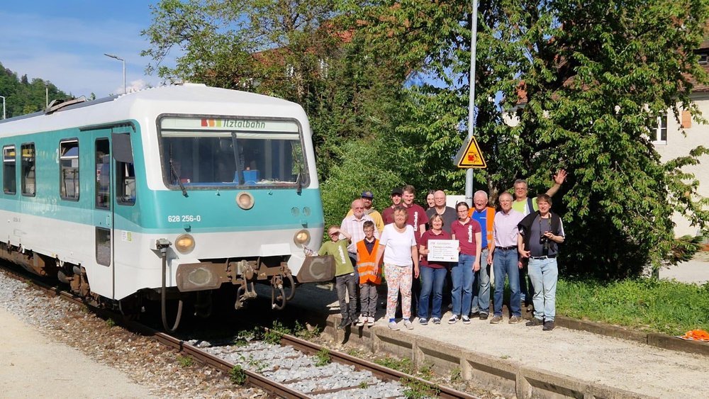 Die Aktiven des Fördervereins Lokalbahn Hauzenberg-Passau e.V. und die Kollegen der Ilztalbahn feiern den Start des regelmäßigen Personenverkehrs auf der Granitbahn in Passau-Lindau.