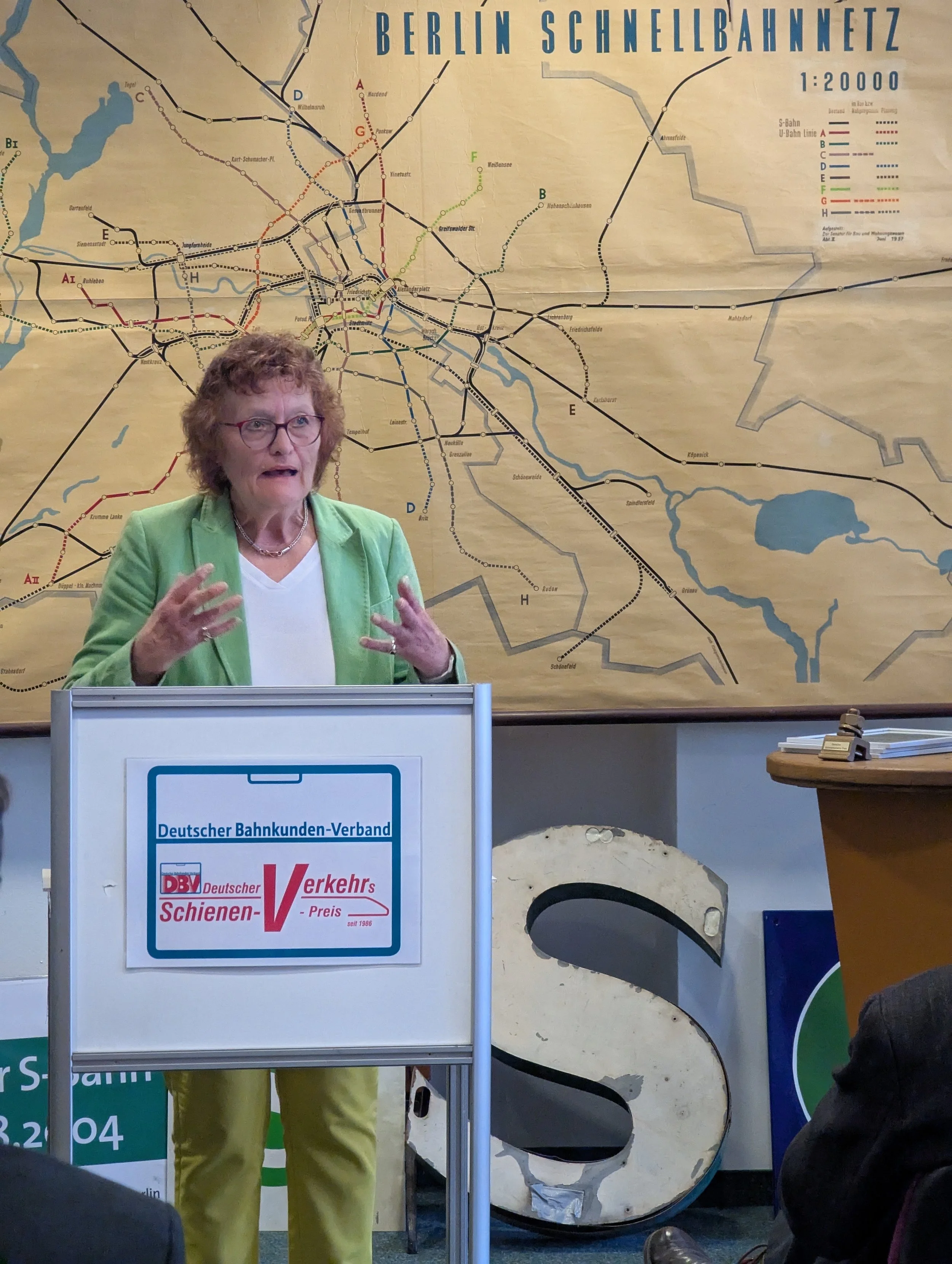 Heidi Bauer, 1. Vorsitzende des Fördervereins Lokalbahn Hauzenberg-Passau bei ihrer Dankesrede für den Deutschen Schienenverkehrs-Preis (Bürger- und Vereinspreis)