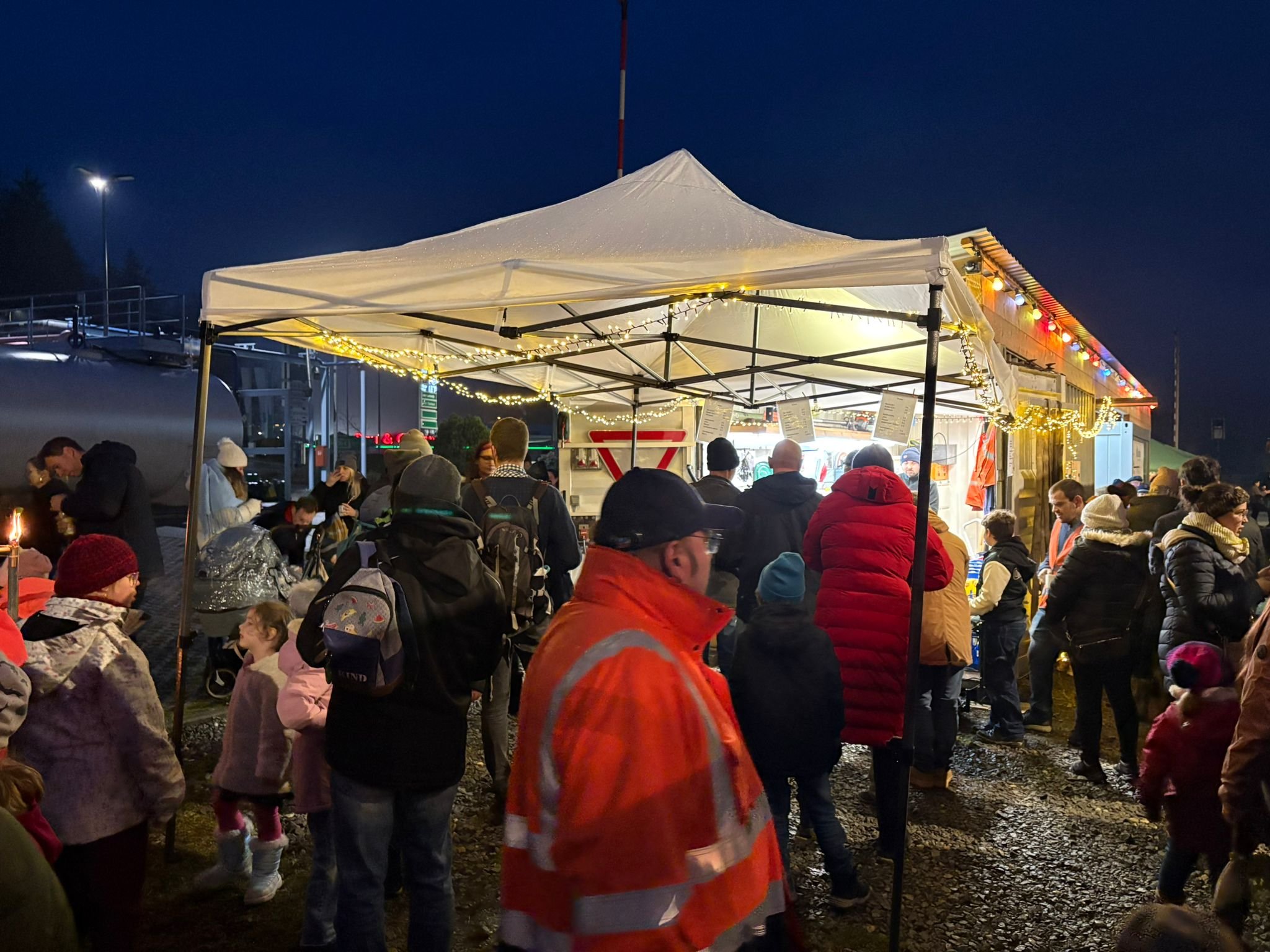 Viel Besuch am Bahnhof Passau-Lindau beim Nikolauszug am 7.12.2025