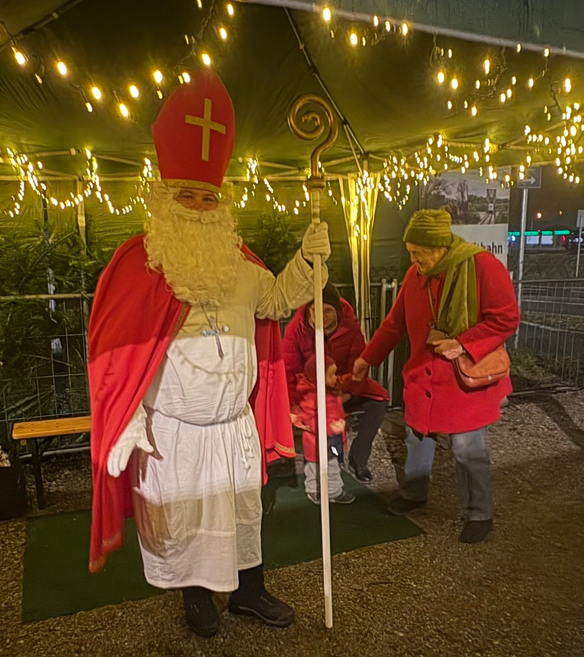 Nach getaner Arbeit: Nikolaus Raphael Zillner verteilt gern Geschenke an die Kinder