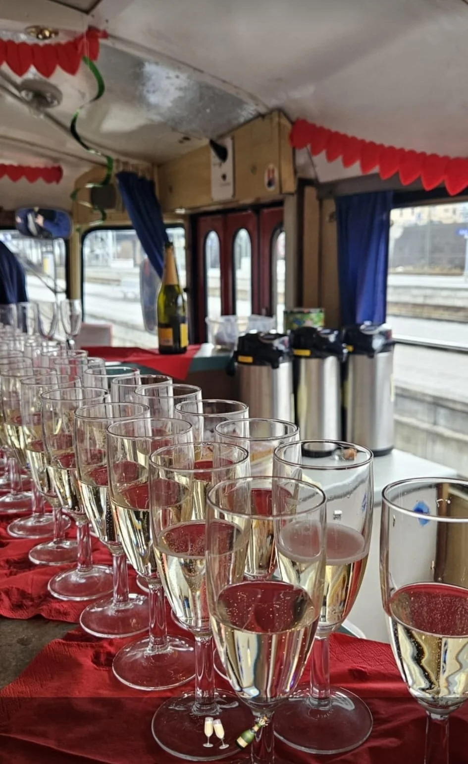 Paare auf Schienen durch die Stadt