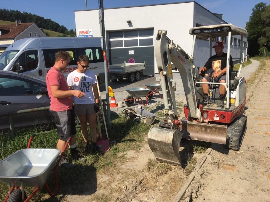 Kostenloser Bagger der Firma Detzer und fleißige Helfer