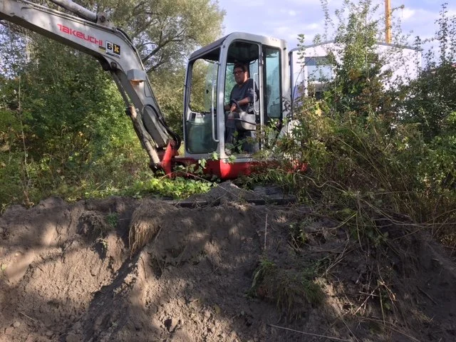 Der Bagger kämpft sich durch das Dickicht