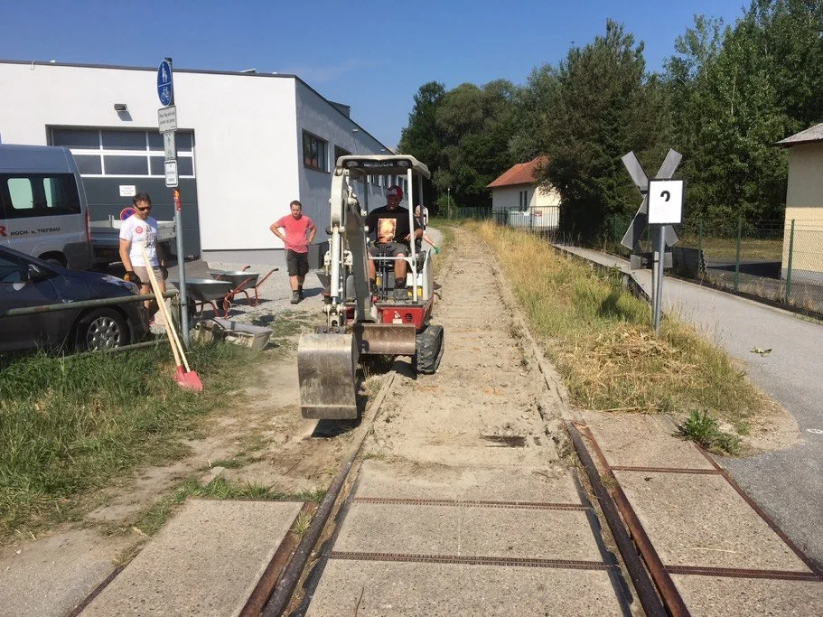 Kostenloser Bagger der Firma Detzer und fleißige Helfer