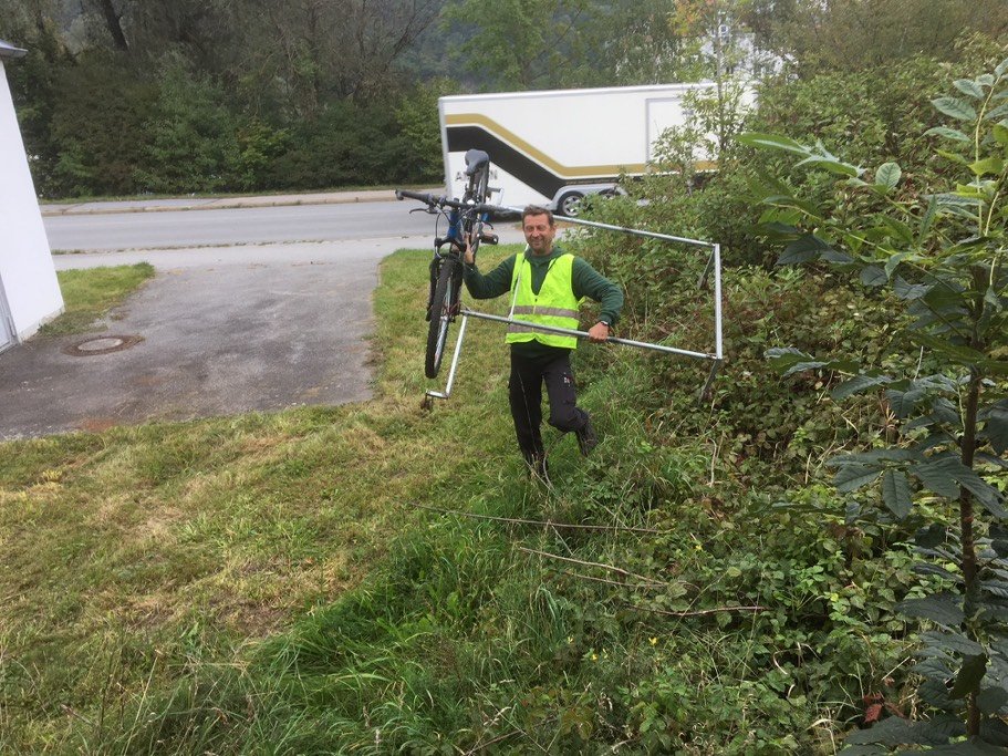 Da hat sich ein Unbekannter Schlaumeier eine Fahrraddraisine gebaut