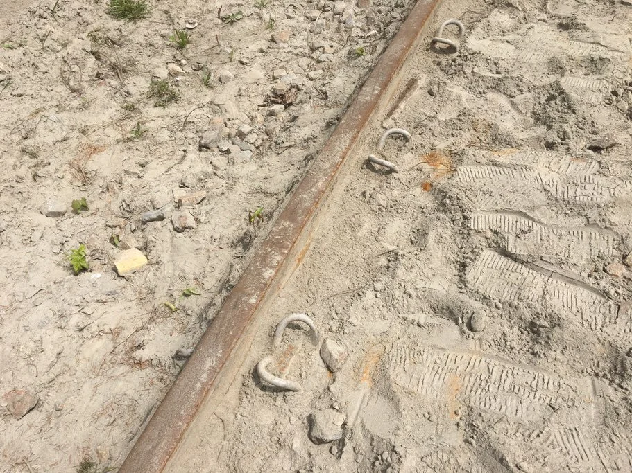 Nachher! Drei Kilometer Stellschrauben müssen freigeschaufelt werden! Wir brauchen dringend Helfer!