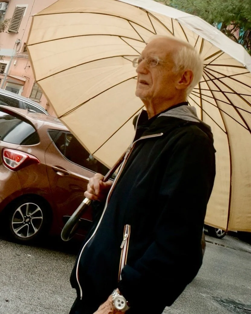 Italian umbrella man 🌂☔️