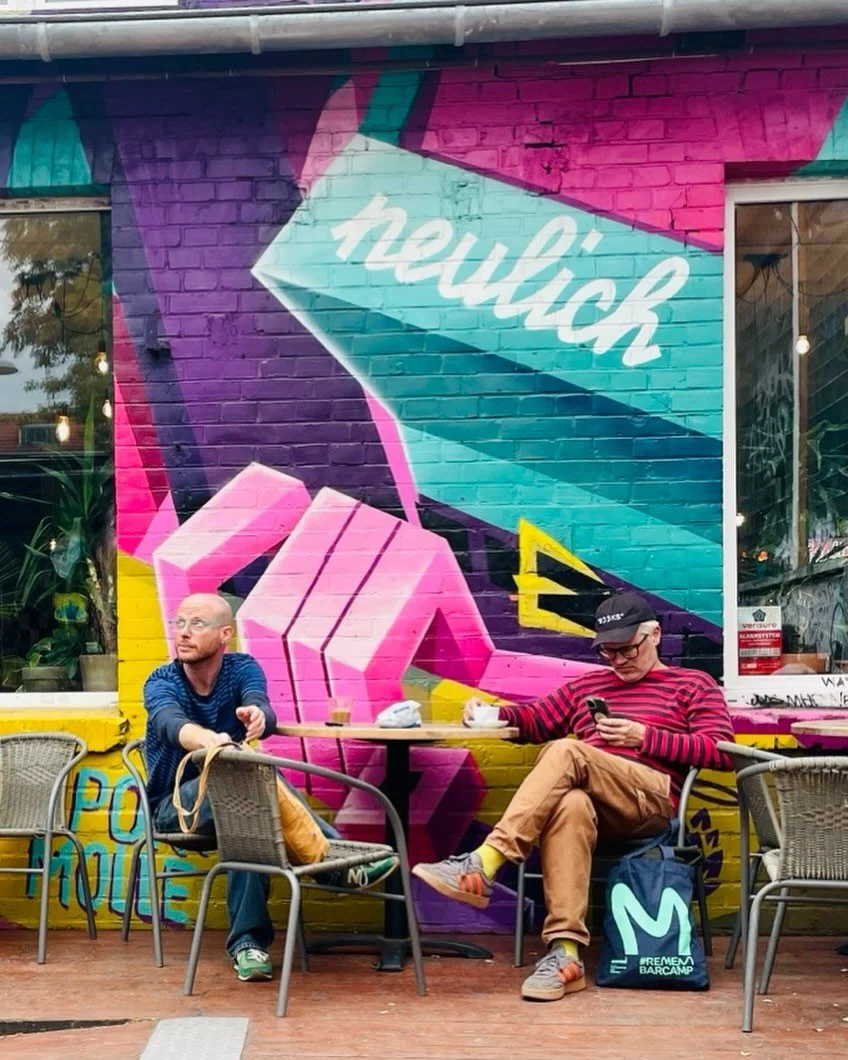 Neulich in Berlin. Noch nie waren zwei Menschen passender zur Wand angezogen. 🎨