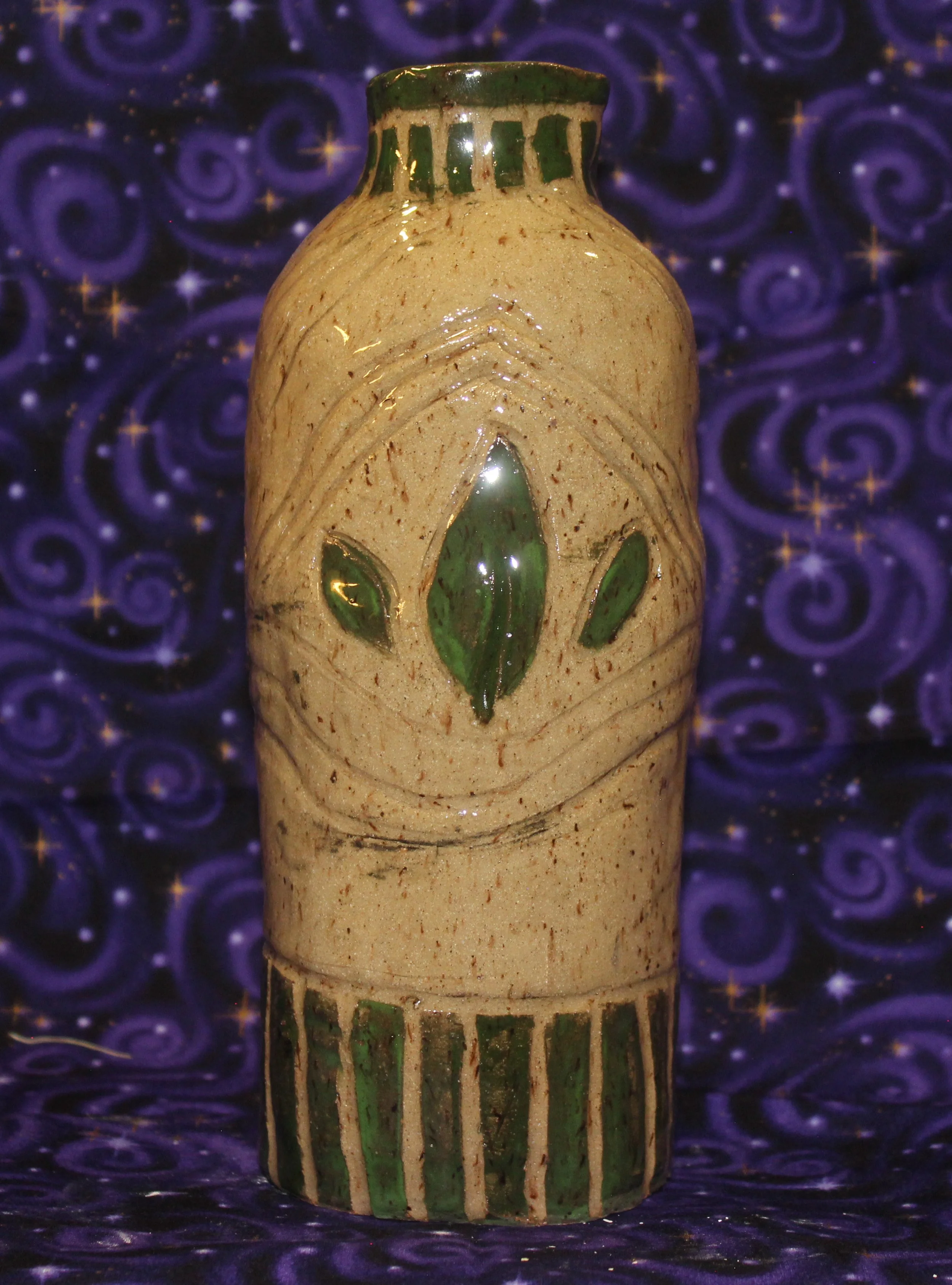 Speckled vase with leaf detal