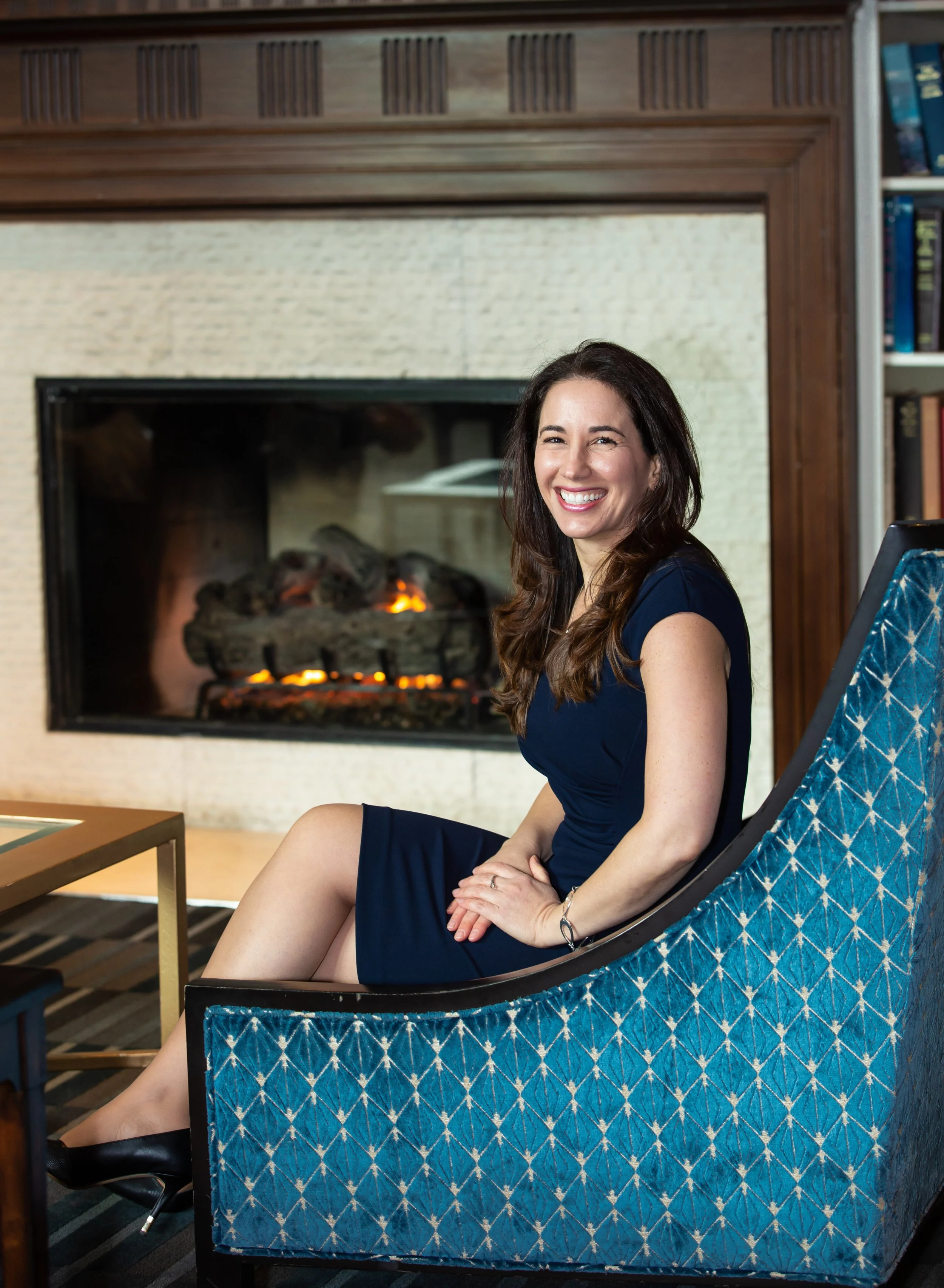 Dr. Isabel Pérez, biological and integrative dentist, sitting outdoors with a laptop, offering holistic consultations focused on oral health, emotions, and whole-body wellness.