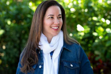 Dr. Isabel Pérez discussing biological dentistry, oral health, and the connection between symptoms and whole-person health.