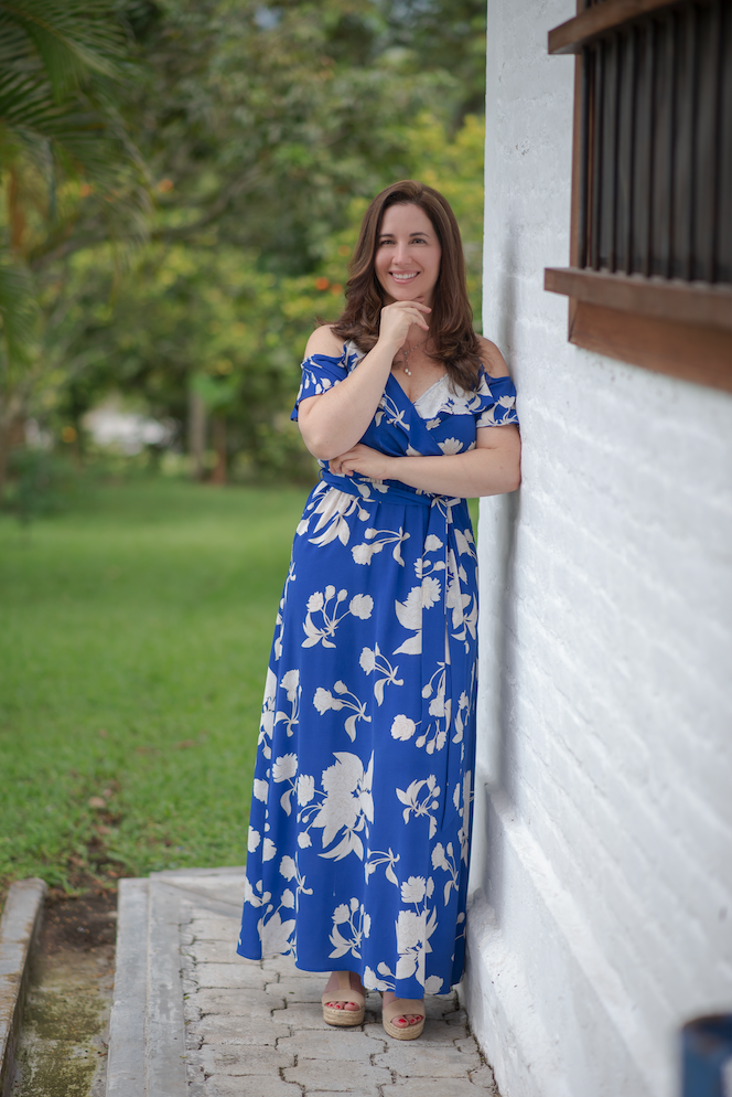Dr. Isabel Pérez, biological and integrative dentist, standing outdoors, offering holistic consultations focused on oral health, emotions, and whole-body wellness.
