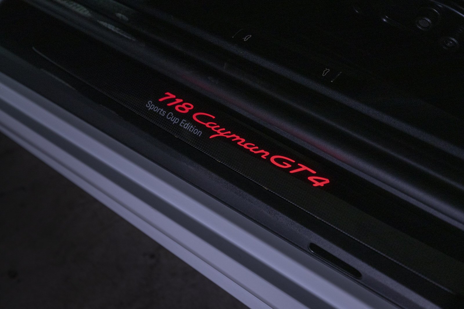 klassik kontor duesseldorf 2019 Porsche 718 Coupé Cayman GT4 Sports Cup Edition - Weiss-Rot pic 03.jpg