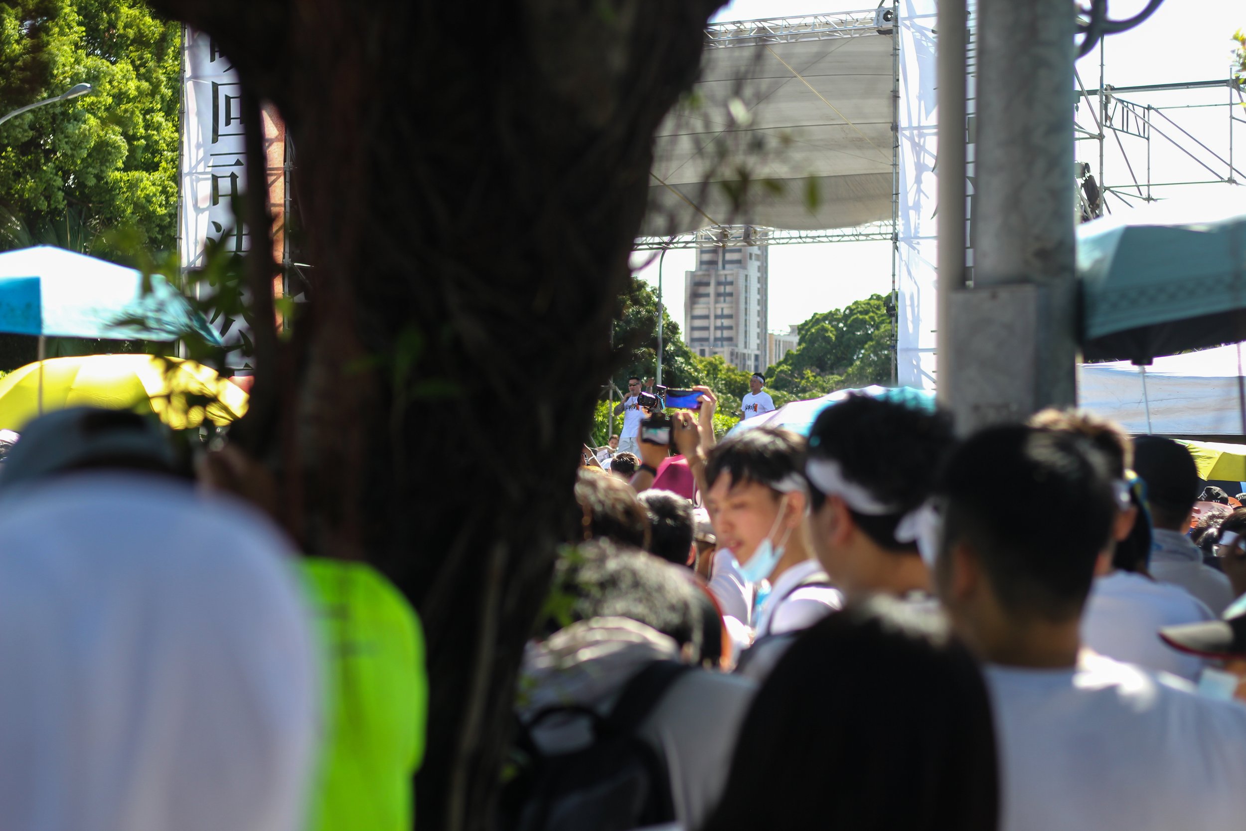The crowd at the 公平正義救台灣 rally was mostly young Taiwanese men.