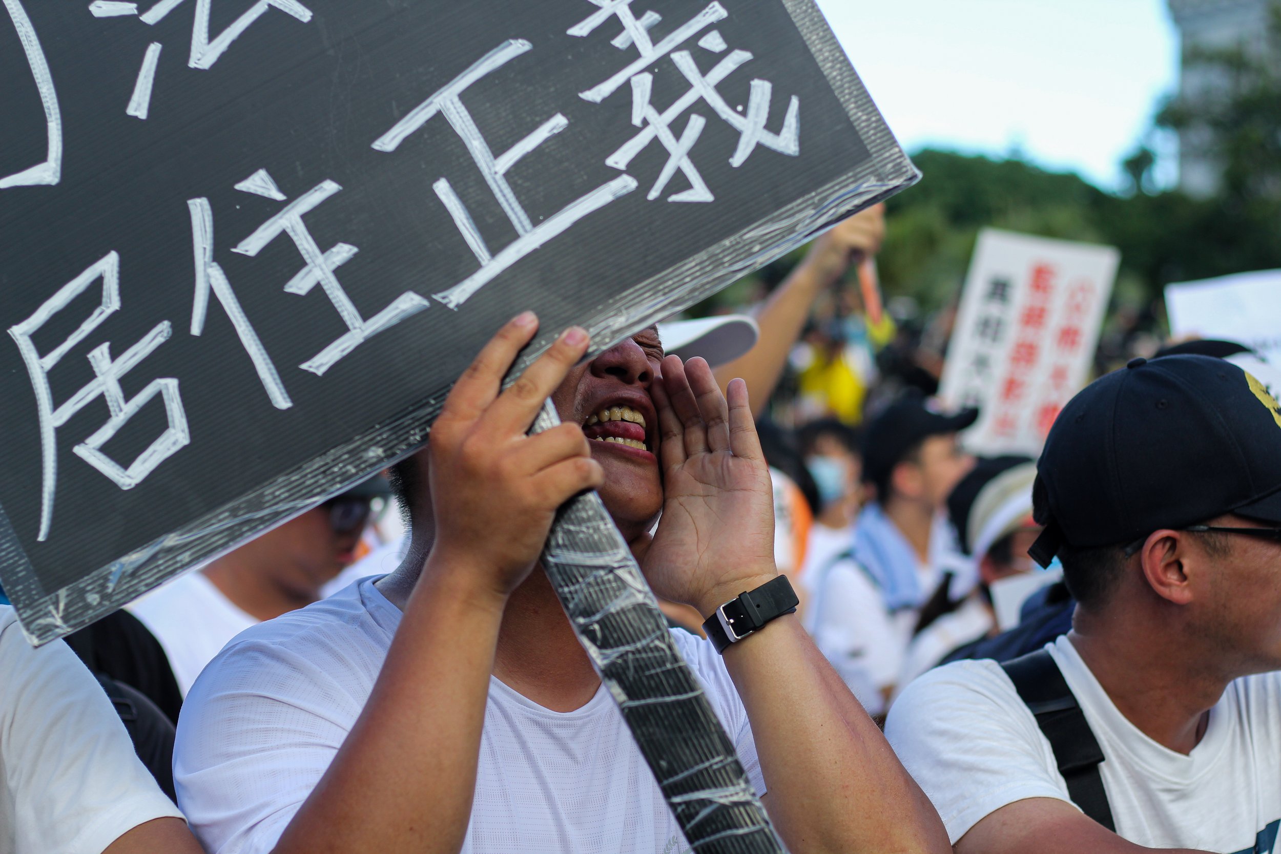 The crowd at the 公平正義救台灣 rally was mostly young Taiwanese men.