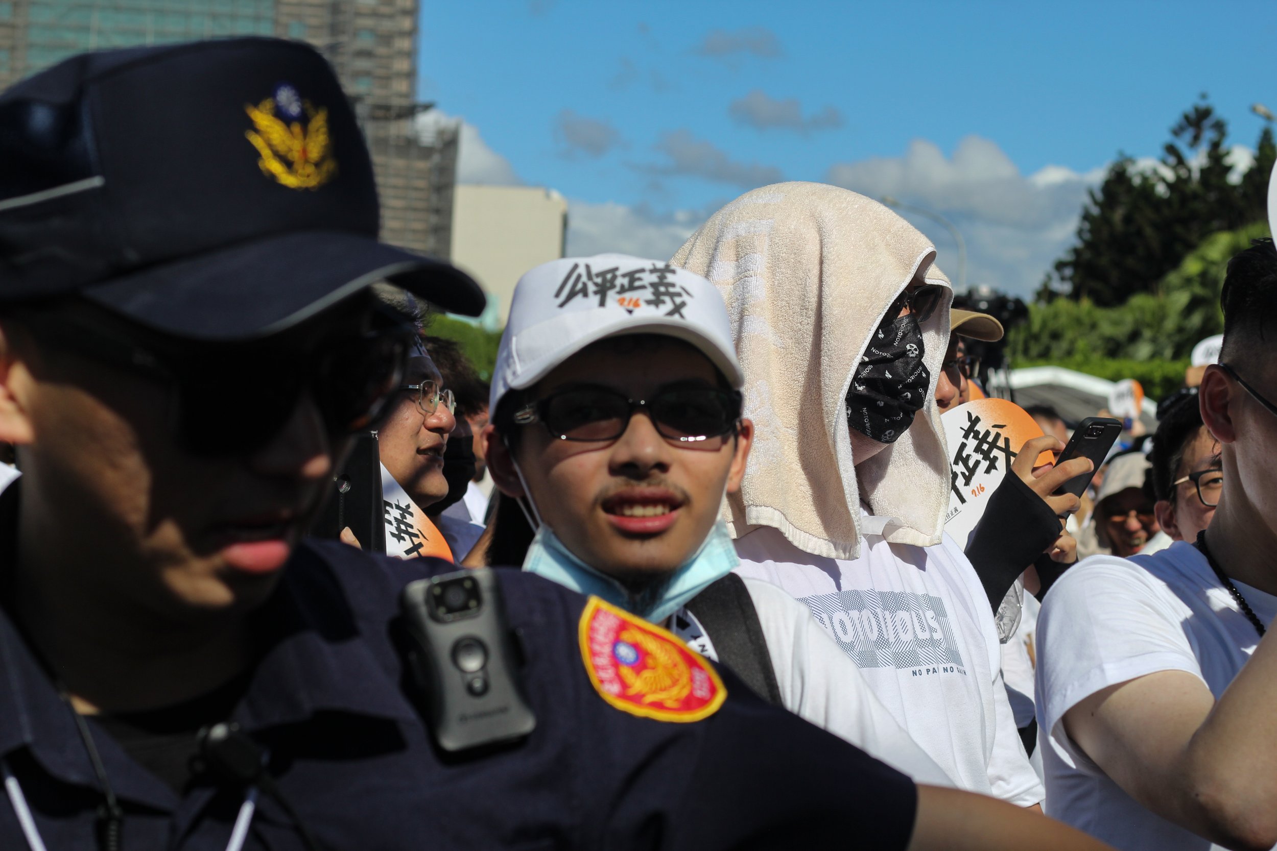 The crowd at the 公平正義救台灣 rally was mostly young Taiwanese men.