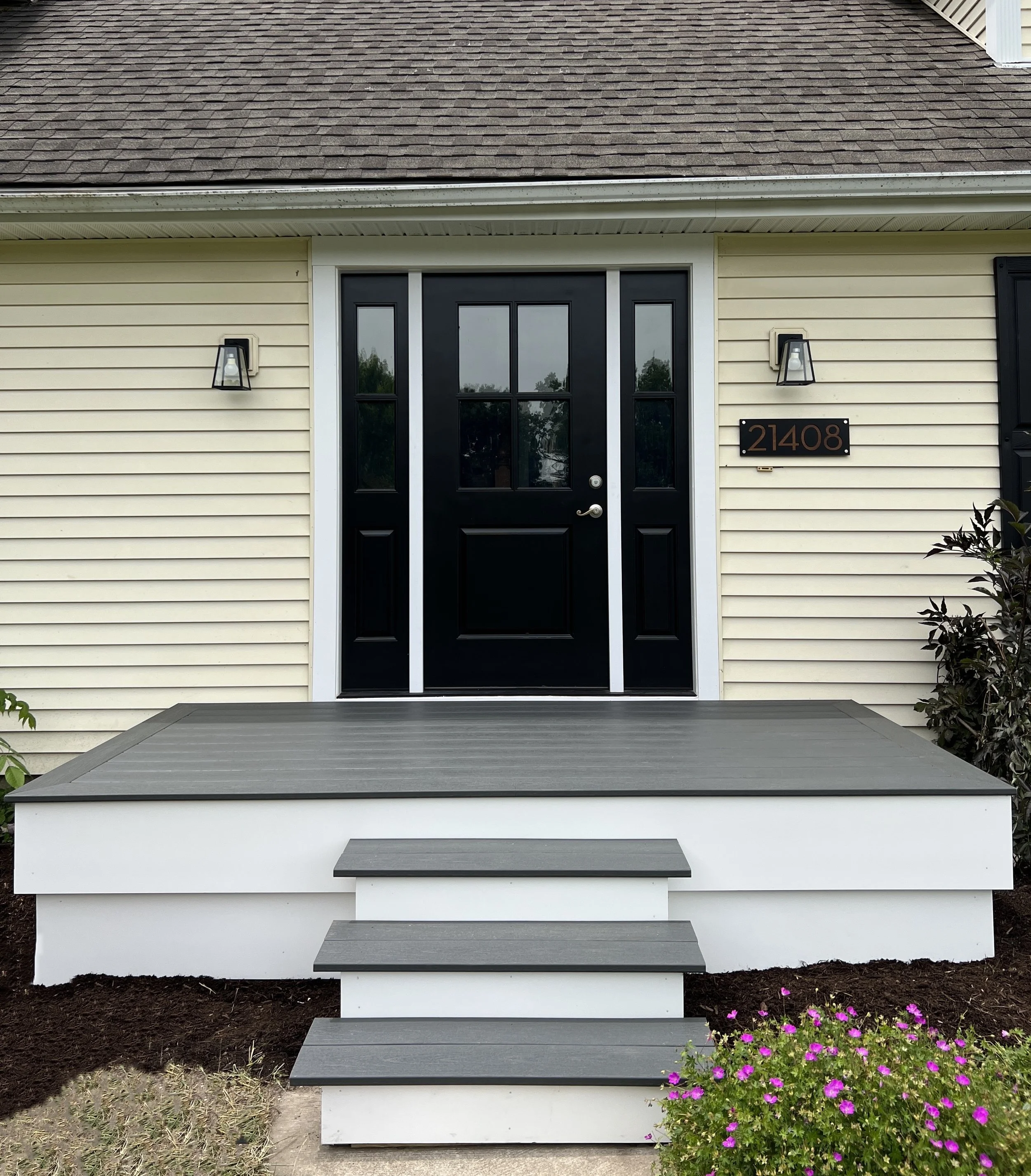 Chelsea, MI - Trex front deck with steps. 