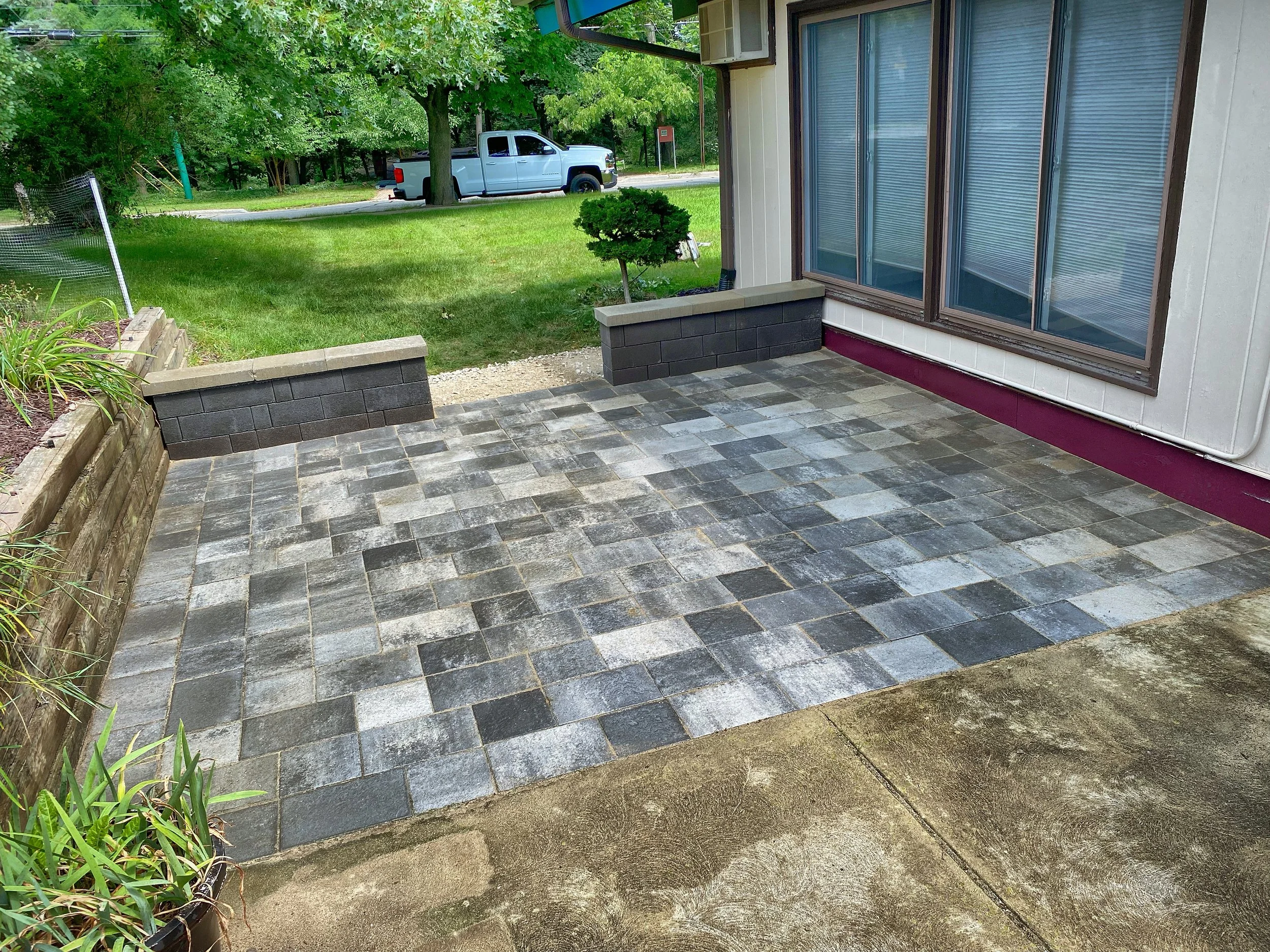 Chelsea, MI - Brick paver patio with retaining wall. 