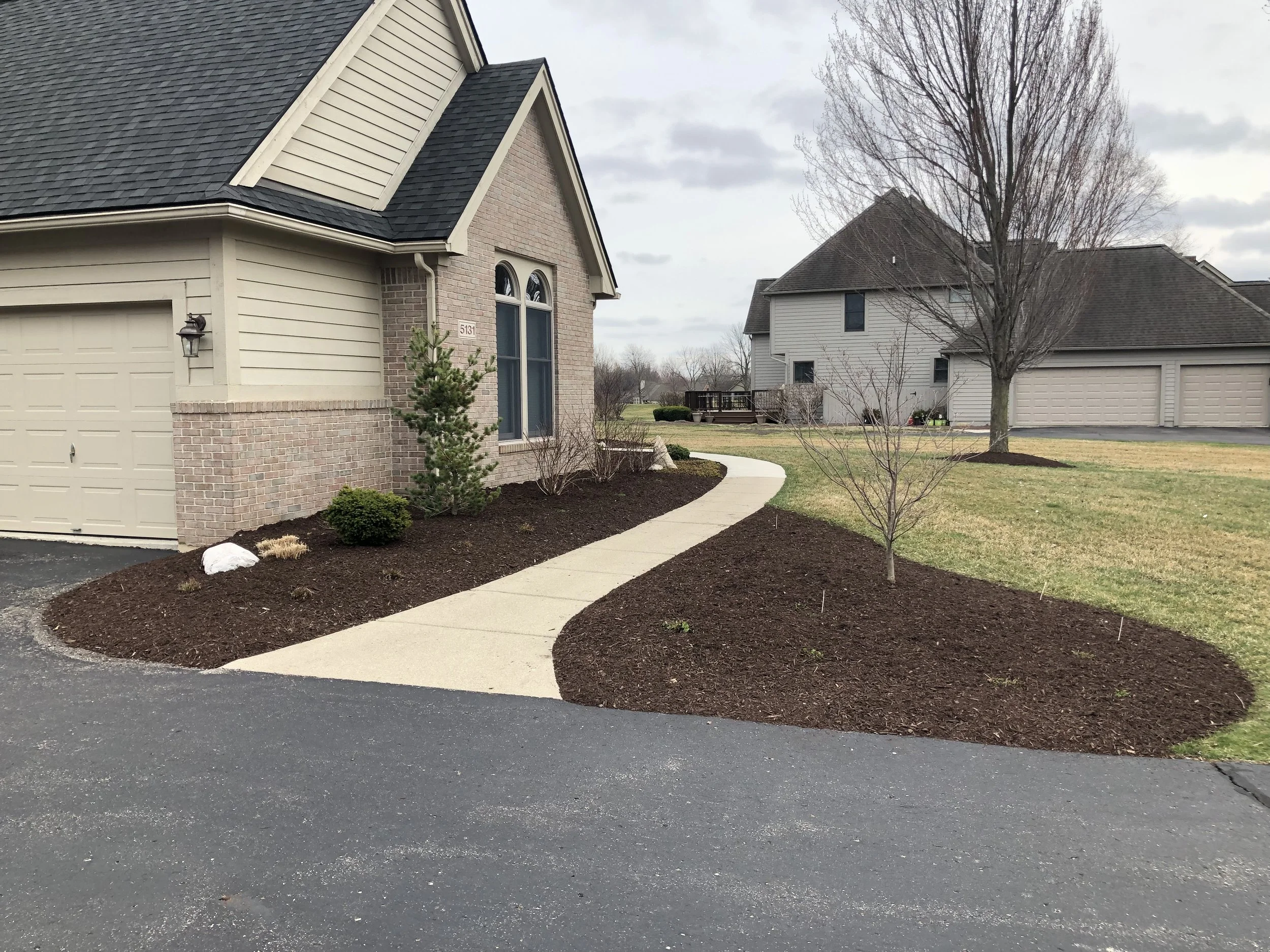 Saline, MI - Mulching.