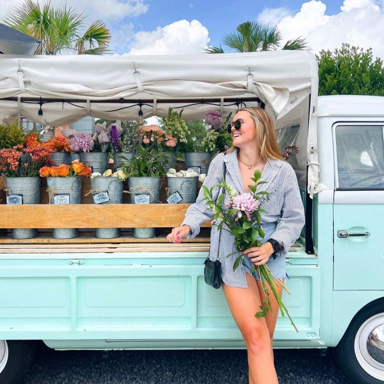 The @sweetjessamineflowertruck is back at The Cigar Factory this Saturday! Find her parked outside of @mercantileandmash from 8am until noon 🌸 

#thecigarfactory #charleston #charlestonsc #charlestonweekender #explorecharleston