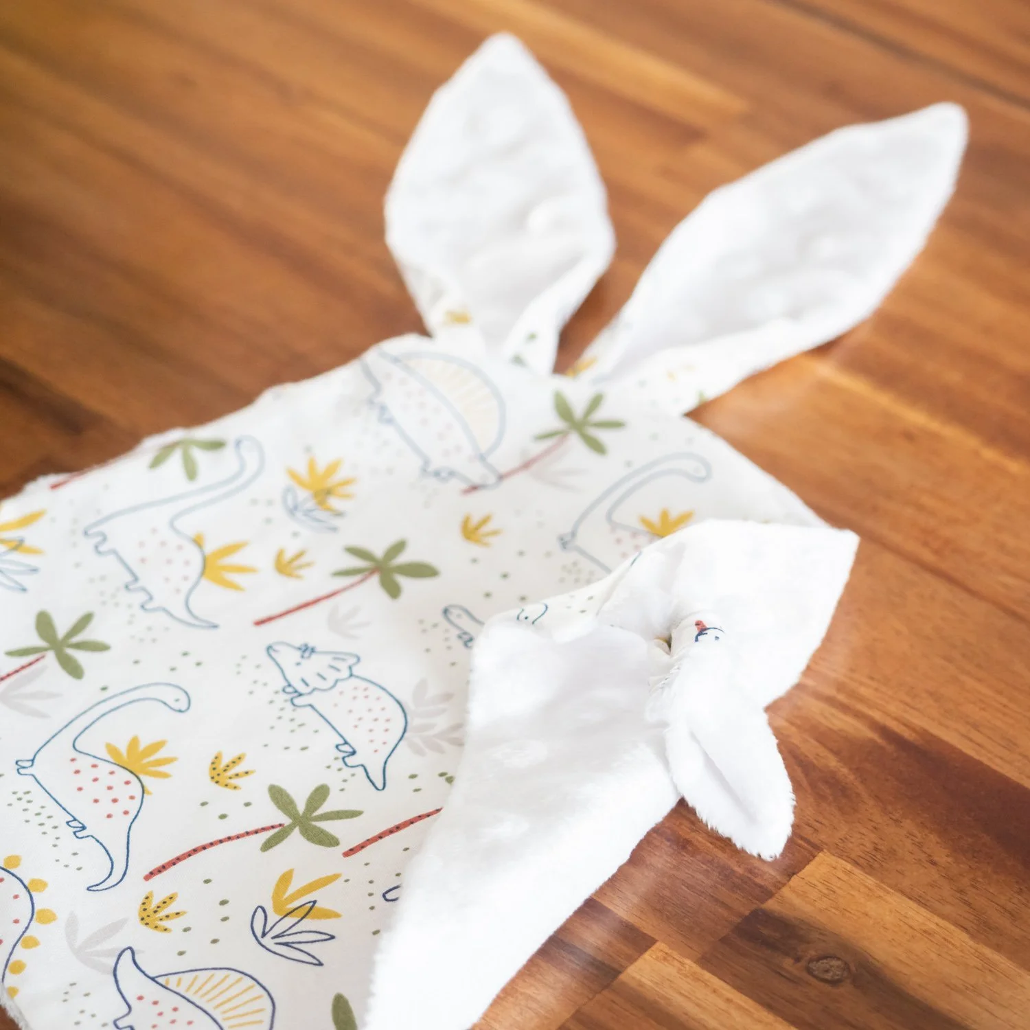 Lot naissance bébé en tissu BIO "Dino" - doudou à noeuds - Handmade in France par L’Atelier de July
