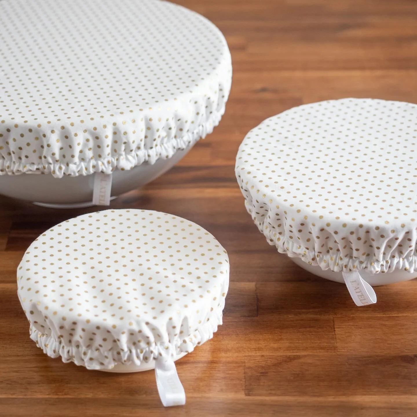 ✨ Dites adieu au film plastique et bonjour à l’élégance zéro déchet 💛
Nos charlottes couvre-plats « pois doré » sont cousues à la main dans notre Atelier avec amour et exigence.
🧵