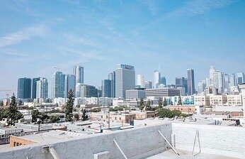 Blue skies and beautiful city views of downtown Los Angeles can make the perfect rooftop location for your next Photoshoot at @ivystudiosla 

For questions and booking info, contact us directly at: INFO@IVYSTUDIOSLA.COM