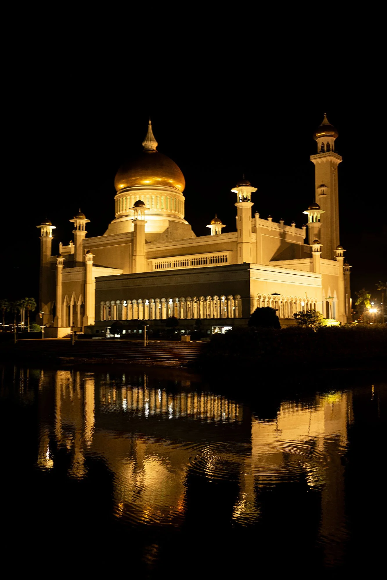 Omar Ali Saifuddien Mosque. Bandar Seri Begawan, Brunei.