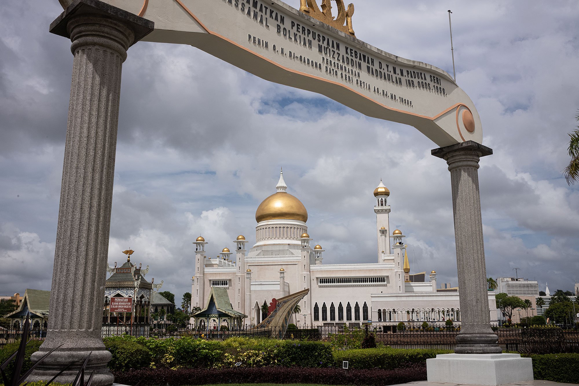 Omar Ali Saifuddien Mosque. Bandar Seri Begawan, Brunei.