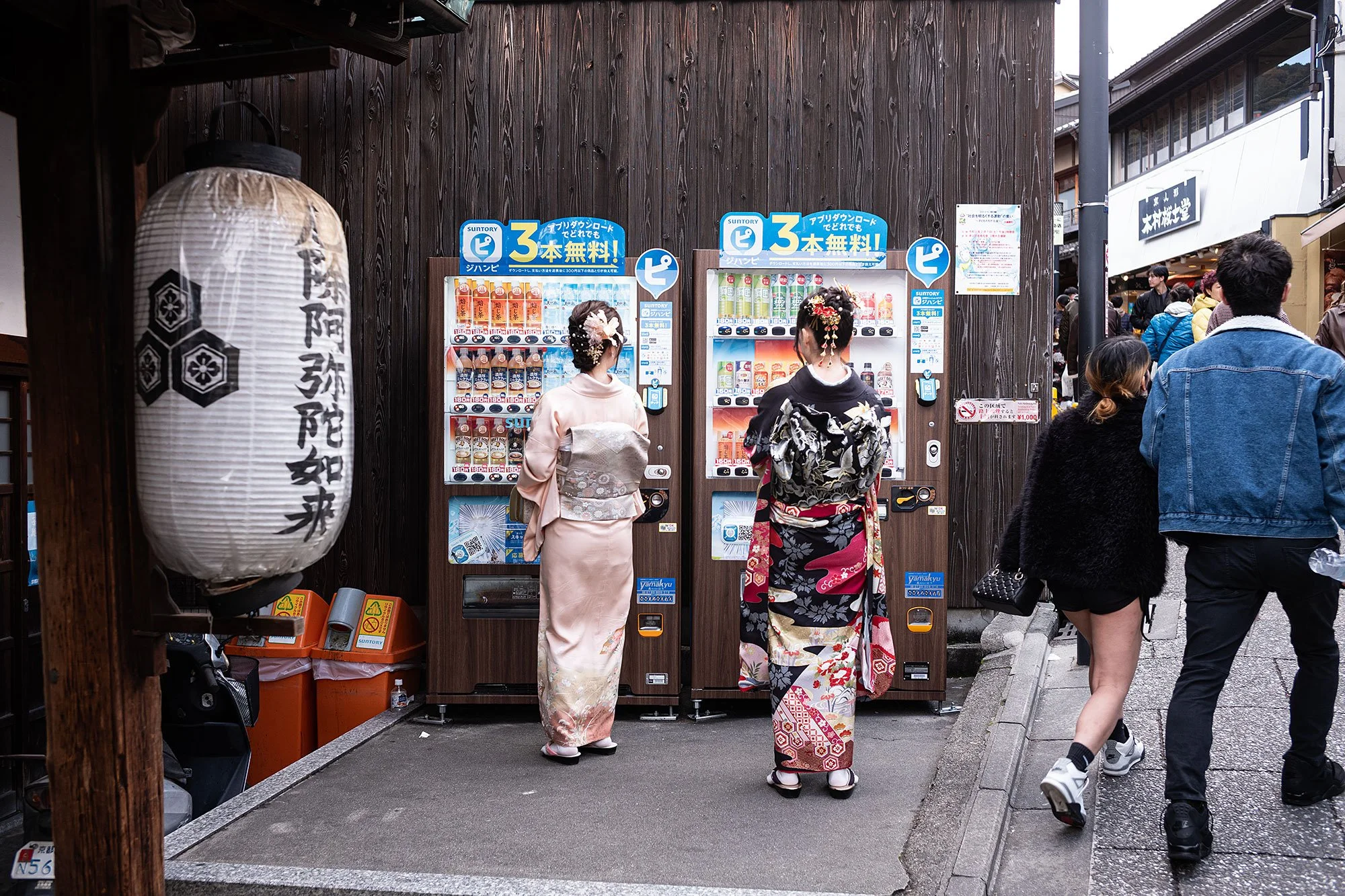 On the way to Kiyomizu-dera. Kyoto, Japan.