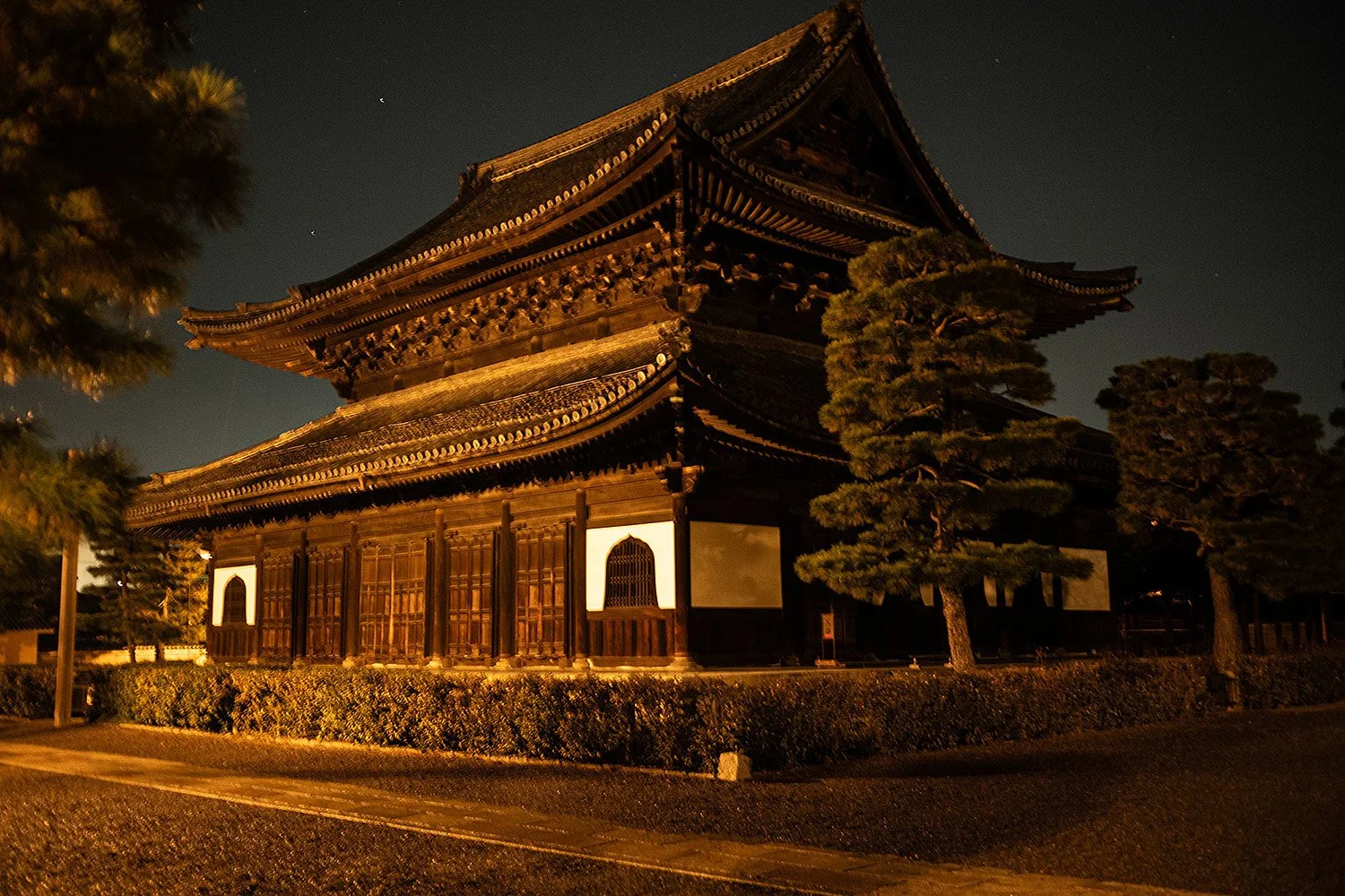 Kennin-ji Temple, specifically the Hatto (Lecture Hall), in Kyoto, Japan, captured at night