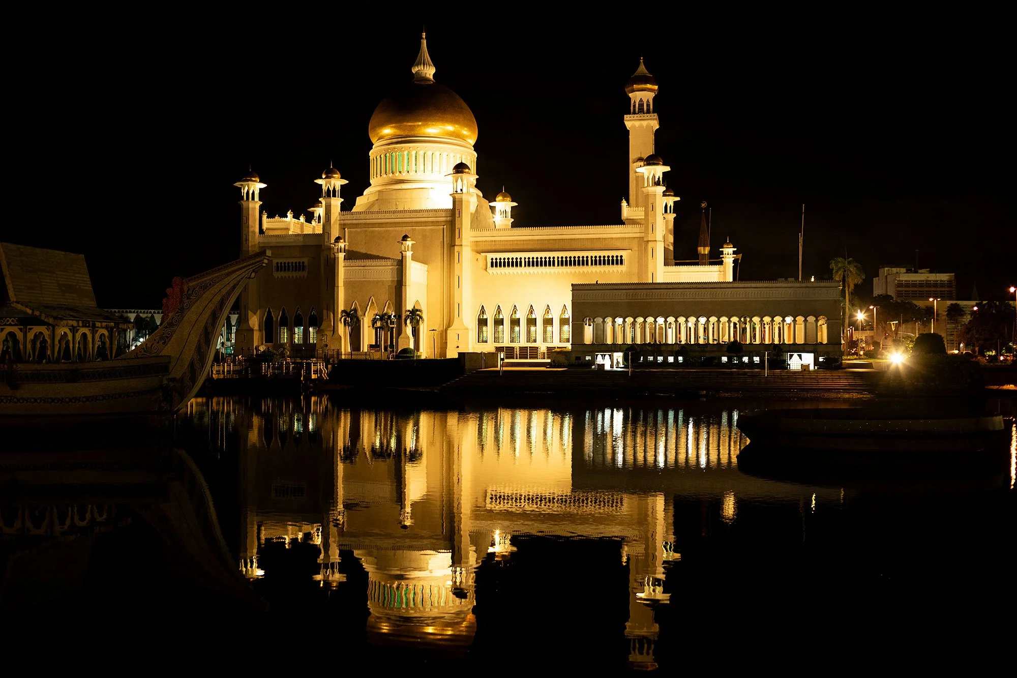 Omar Ali Saifuddien Mosque. Bandar Seri Begawan, Brunei.