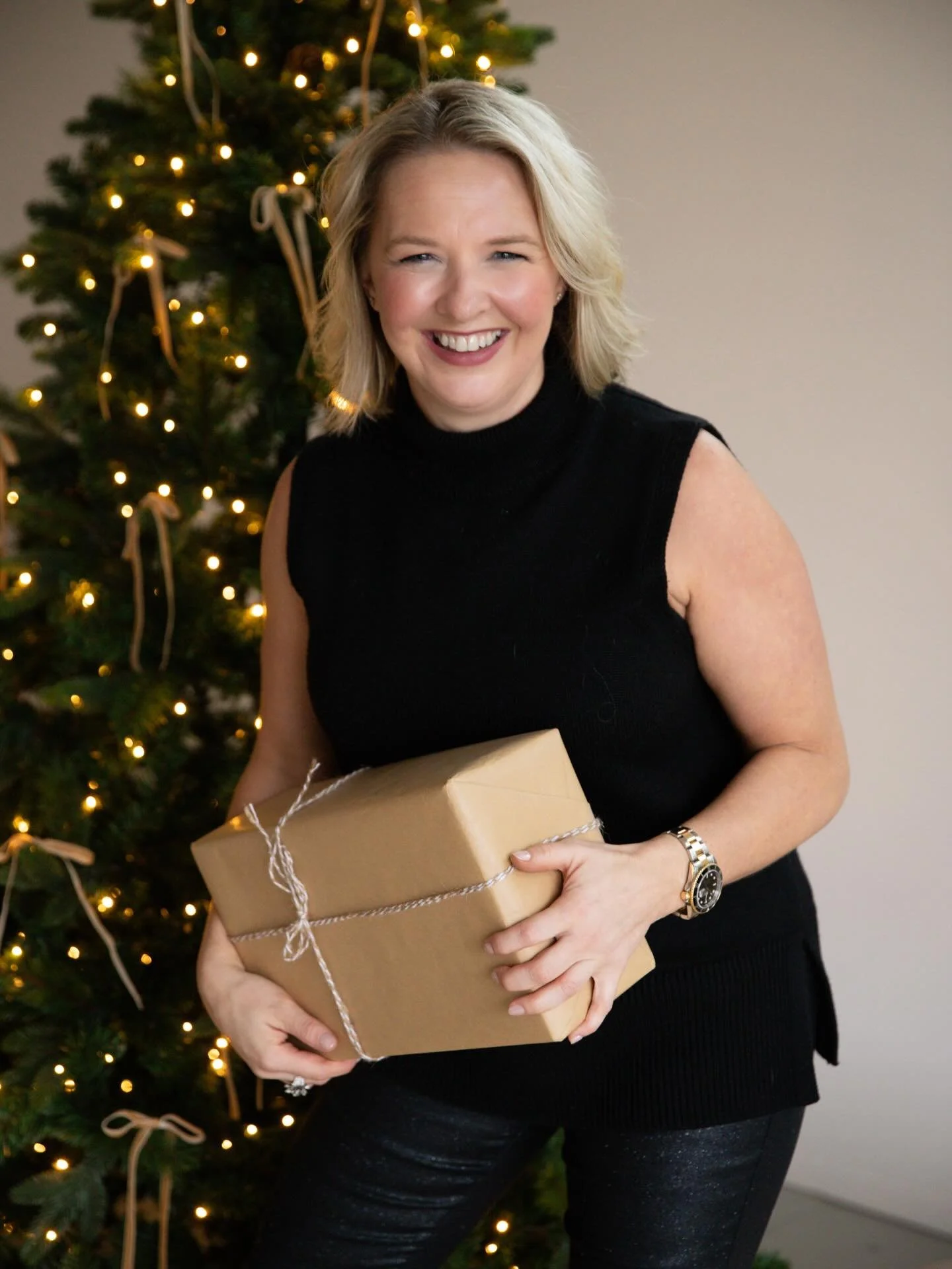Kicking off the holidays the best way we know how, with a fun Holiday portrait session, bubbly flowing, beautiful women celebrating each other and good vibes all around! 🥂

This experience was definitely Santa approved!🎅🏼🎄 #Nadittude