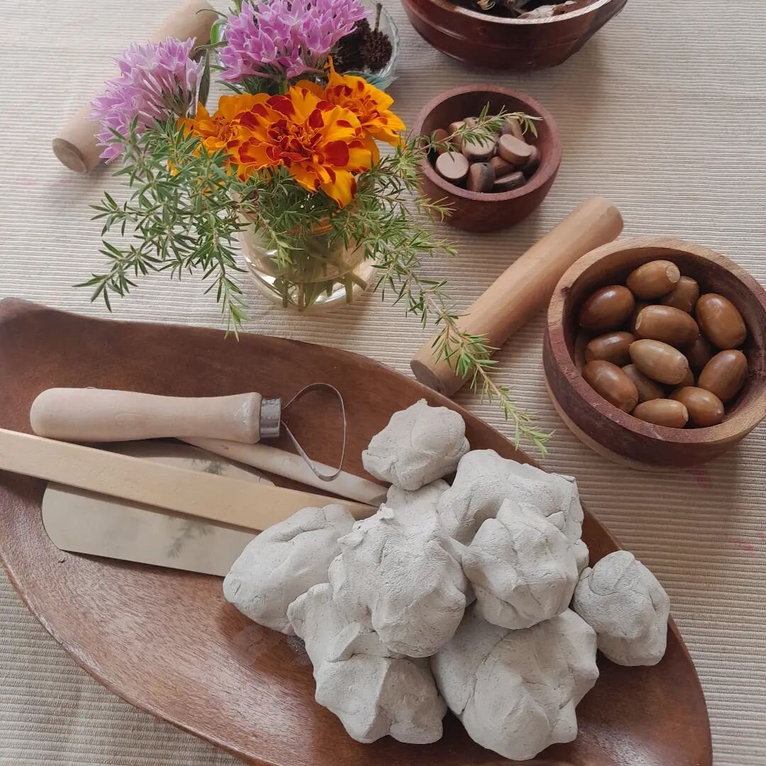 The beauty of open ended materials ~ allowing children to express themselves in their own individual ways. 

#sunshinecoastkids #sunshinecoastlife #sunshinecoastkidsactivities #sunnycoastkids #openendedmaterials #creativity #wellbeingforkids #mindful