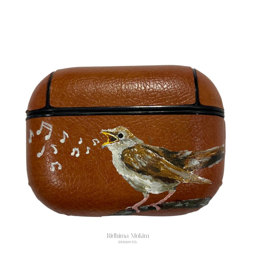 Swipe for a surprise &gt;&gt;&gt;&gt;&gt;

Recently handpainted this singing nightingale on an AirPods case

Reach out now to personalise your products!

#handpainted #handpaint #leatherpainting #angelus @angelusdirect #nightingale #singingbird #airp