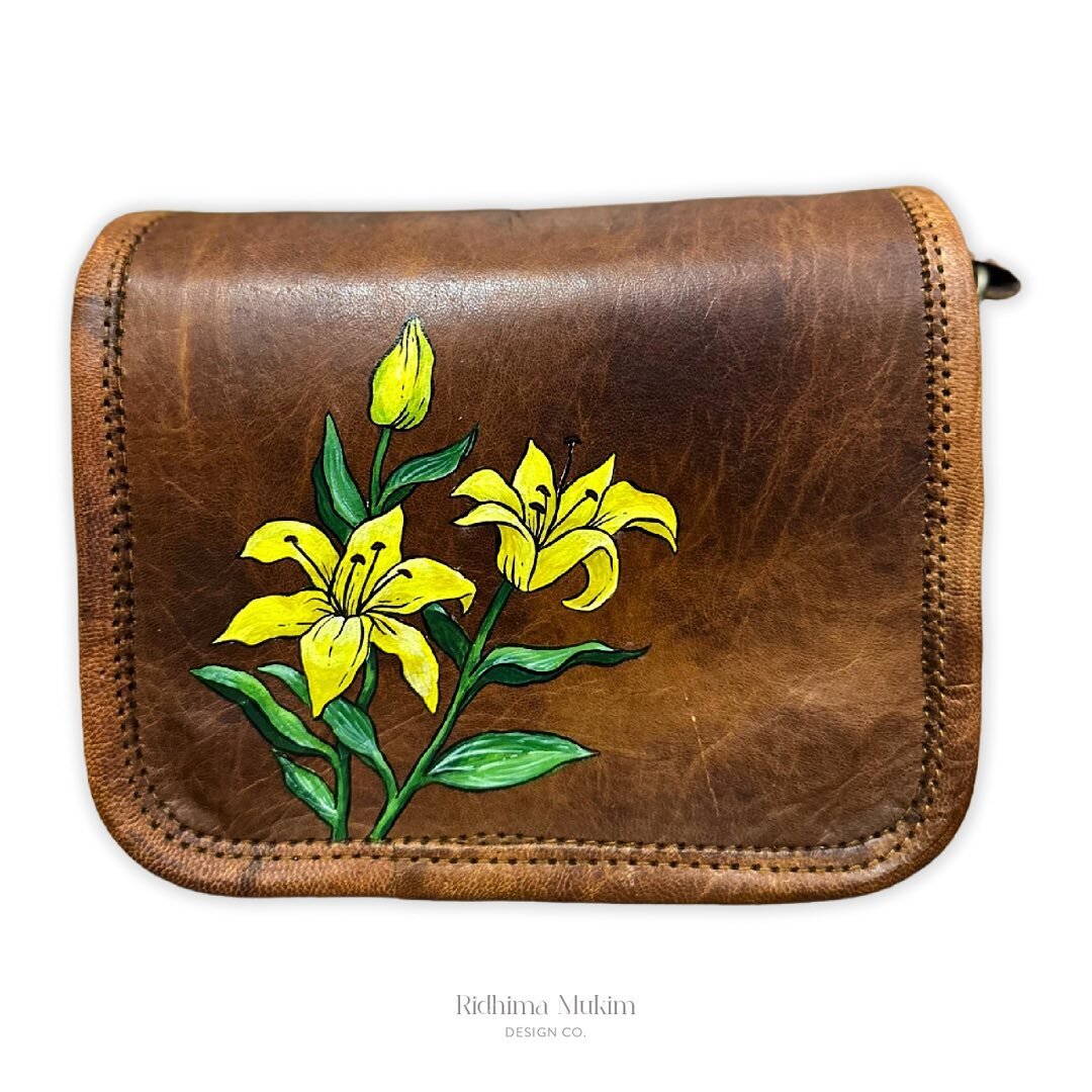 Lillies on a leather sling bag!

DM to customise your products ✨

#leather #customised #painting #leatherpainting #customisedbags #customisedgifts #customisedbag #paint #paintonleather #customisation
