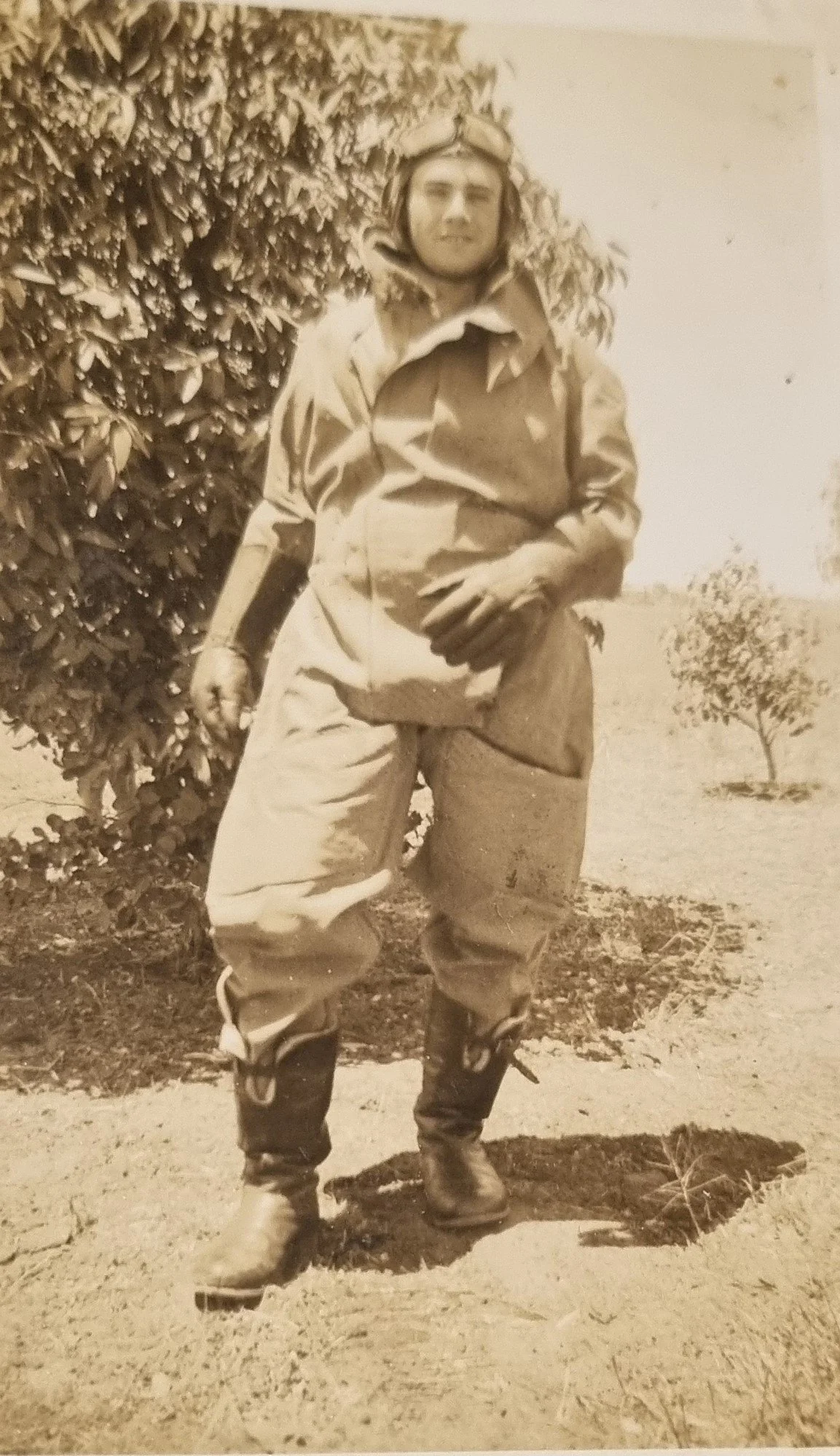 JW Smith RAAF flying gear 2.jpg