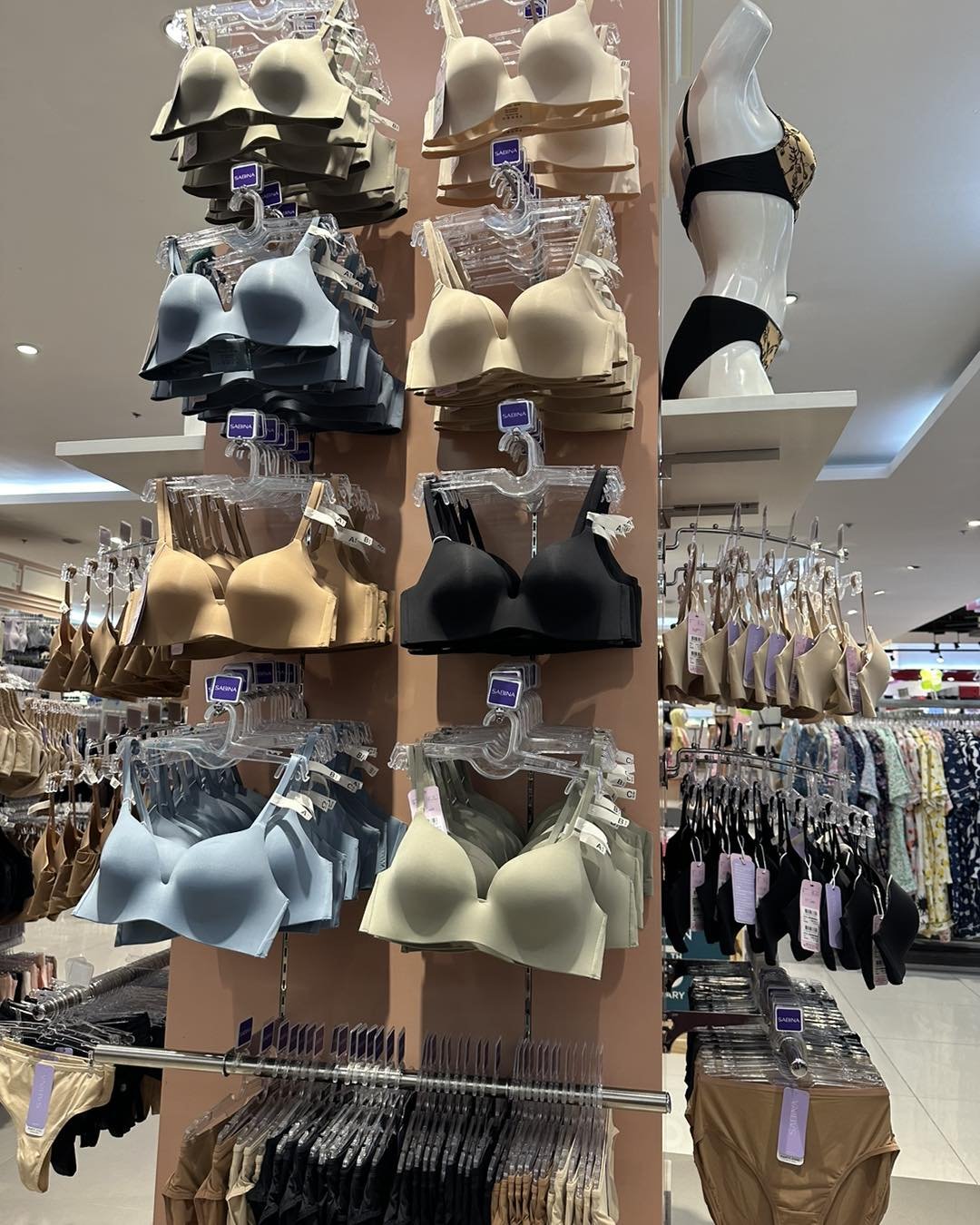 Inspiration comes in all shapes and sizes&hellip;.so do bras. 
I was shopping with a guest recently who hadn&rsquo;t packed enough underwear.