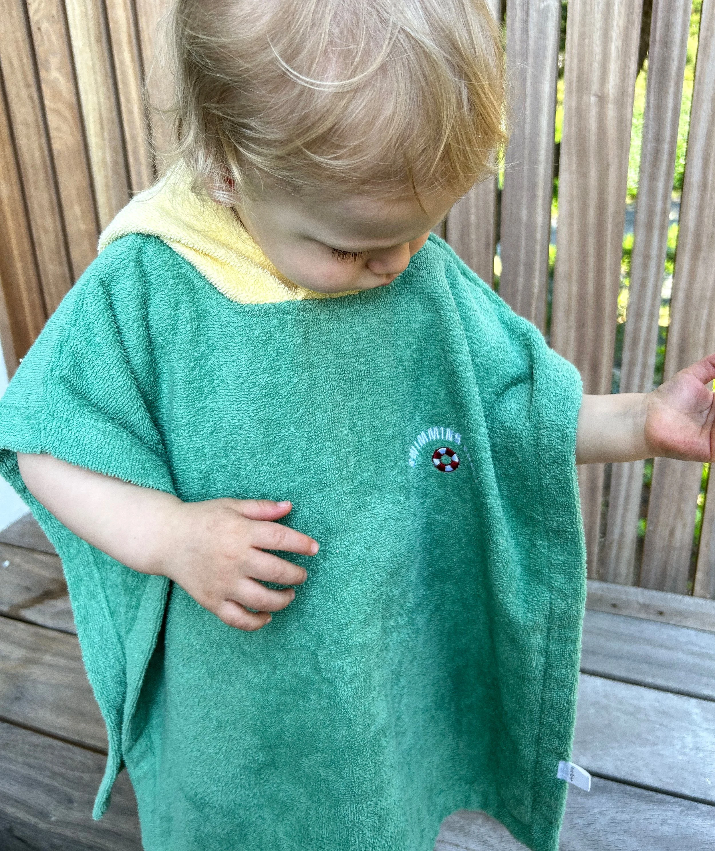poncho de bain, poncho de plage, poncho enfant, poncho coton biologique, poncho de bain enfant, poncho de bain vert, poncho poule party, poncho made in france, poncho de plage made in france