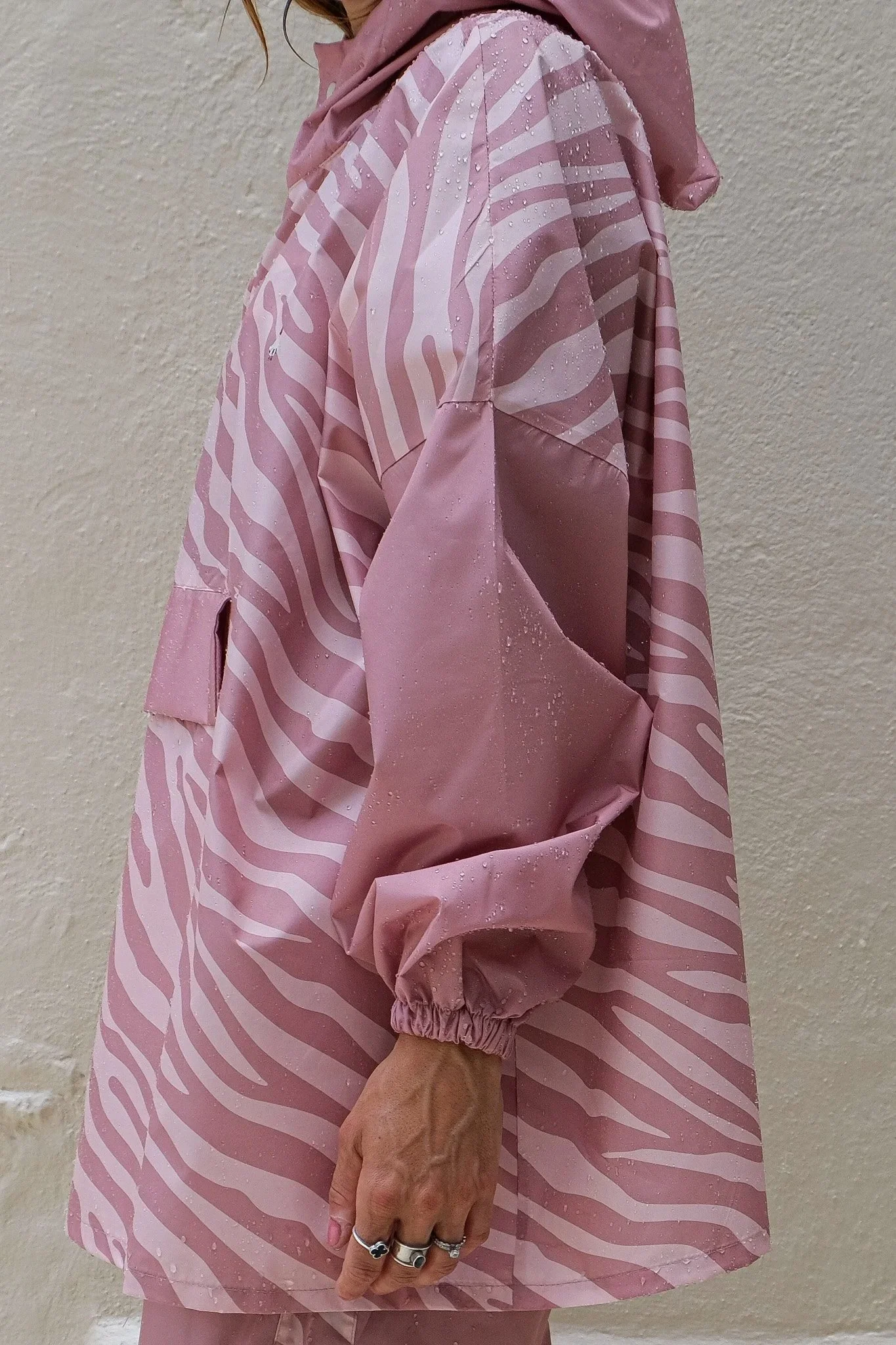 poncho imperméable court, cape pluie adulte courte, poncho pluie tendance, poncho imperméable, poncho respirant pluie, poncho pluie vélo, poncho pluie randonnée, cape pluie urbaine, poncho poule party