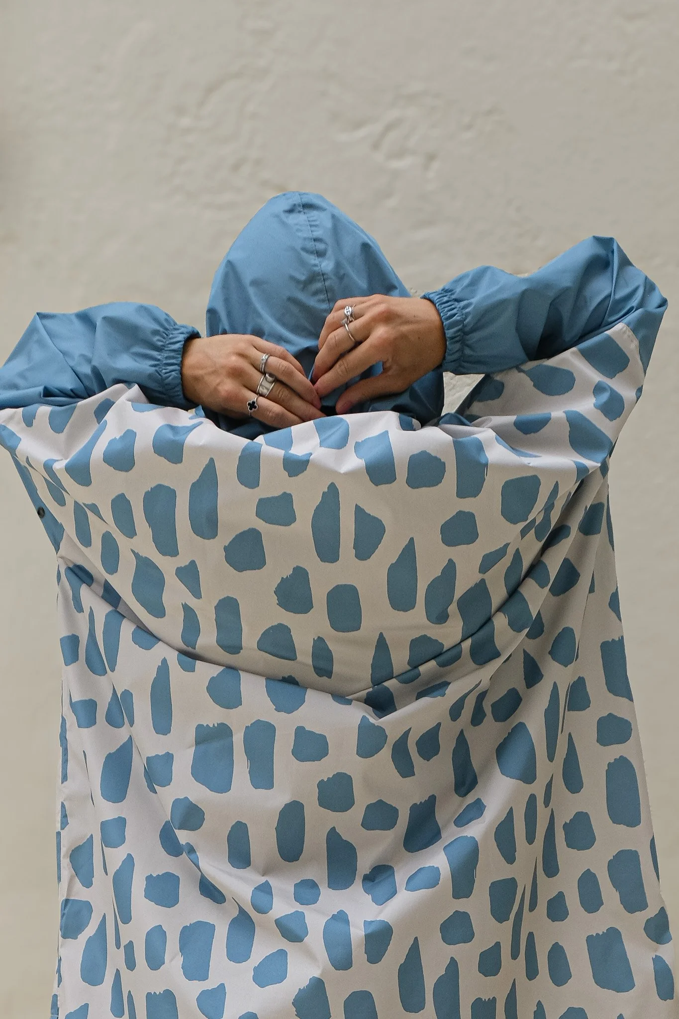 Poncho de pluie écoresponsable, cape de pluie écoresponsable, poncho poule party, cape de pluie made in france, poncho de pluie made in france, poncho vélo, cape vélo, poule party