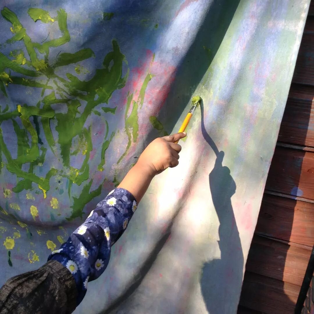 Outdoor painting! 🌈❤🌷🌸🦋
Using a piece of recycled fabric, such as a bed sheet, children can experiment with large scale colour mixing and mark making on a surface that can be painted on again and again, the layers build up over time, creating a g