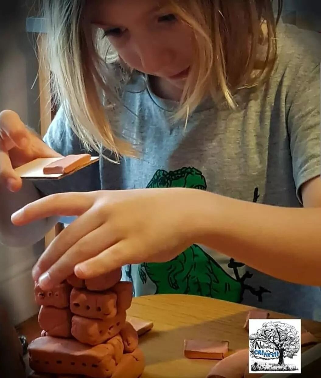 Building bridges large and small scale in response to the London Bridge rhyme in our Transient Rhymes and Jingles book!🥰🦋🌸
 Why not try making mini bricks from air dry clay and collecting a variety of loose parts that could be used to build bridge