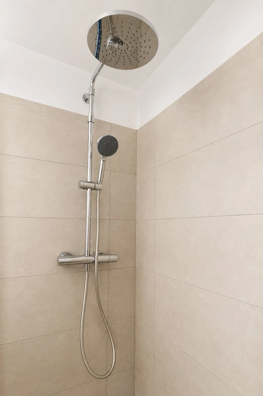 
Contemporary bathroom with walk-in shower and minimalist finishes in Casinha dos Cebolais