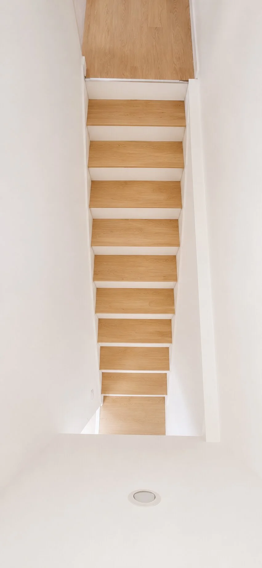 Oak staircase connecting the two floors of the renovated Casinha dos Cebolais