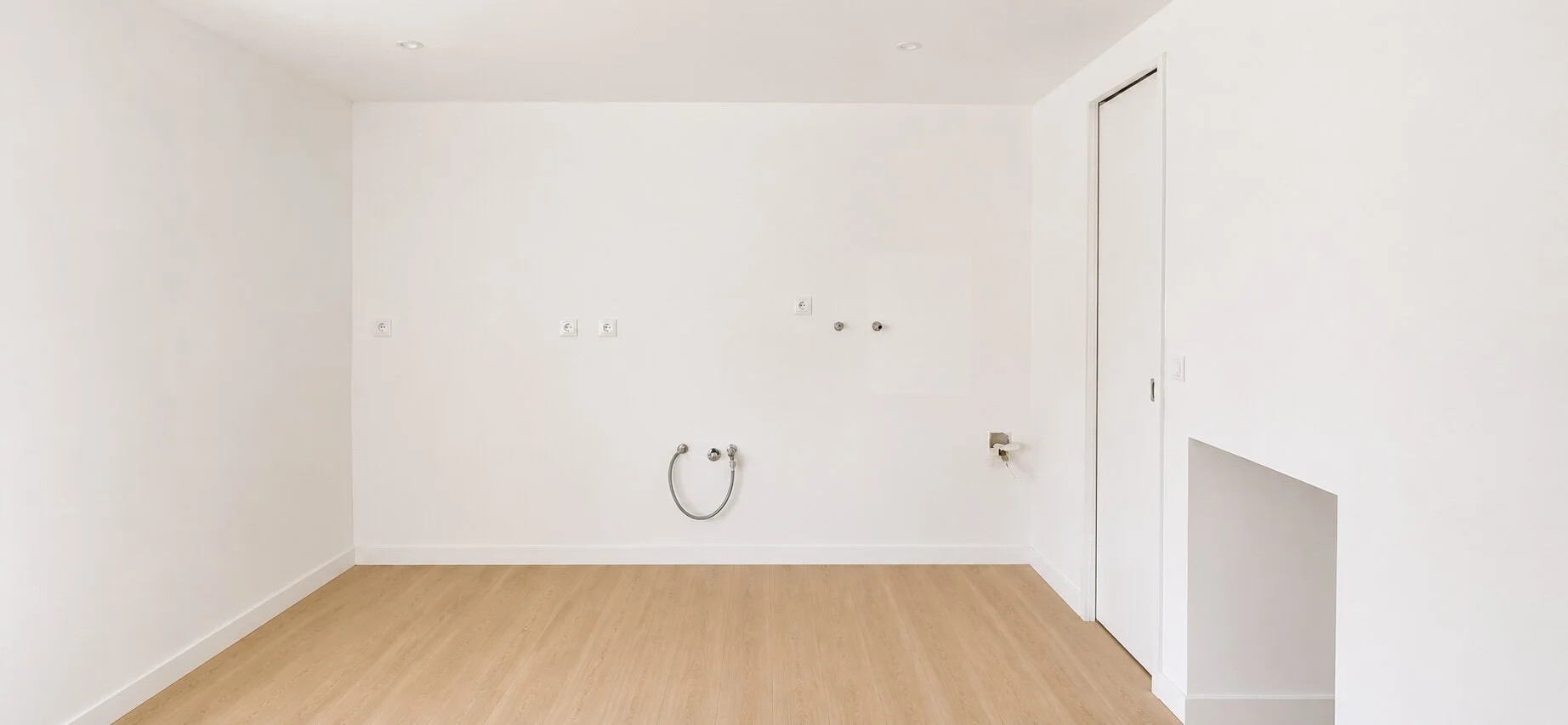 Renovated interior of Casinha dos Cebolais with white walls, kitchen placement and oak flooring