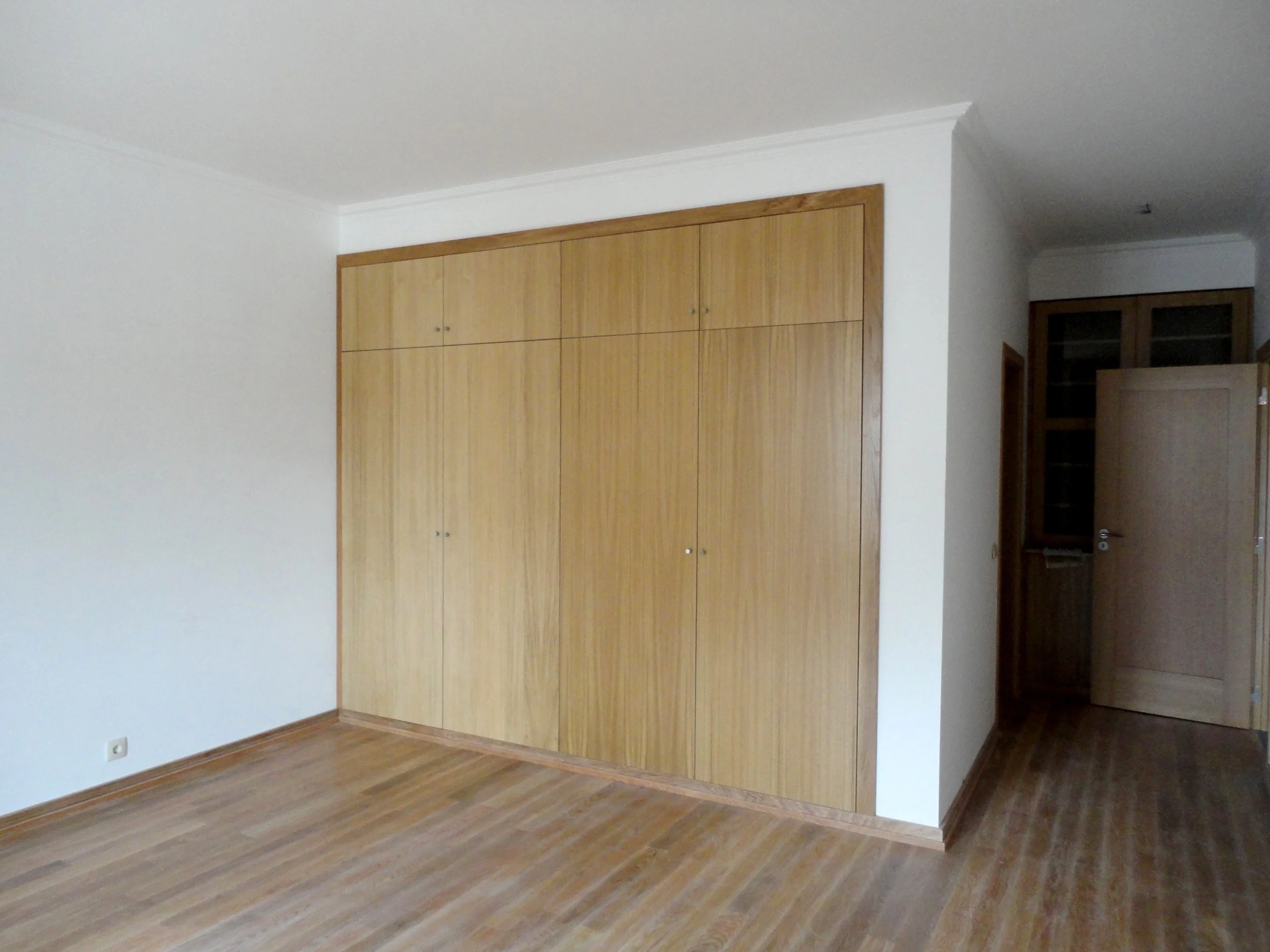 Interior detail with natural wood finishes in a renovated house in Cebolais de Cima