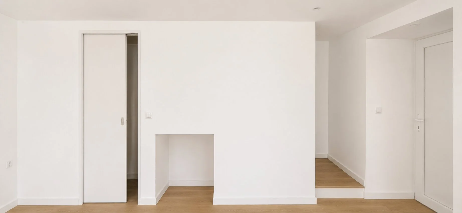 White interior doorway and built-in wall niche in Casinha dos Cebolais
