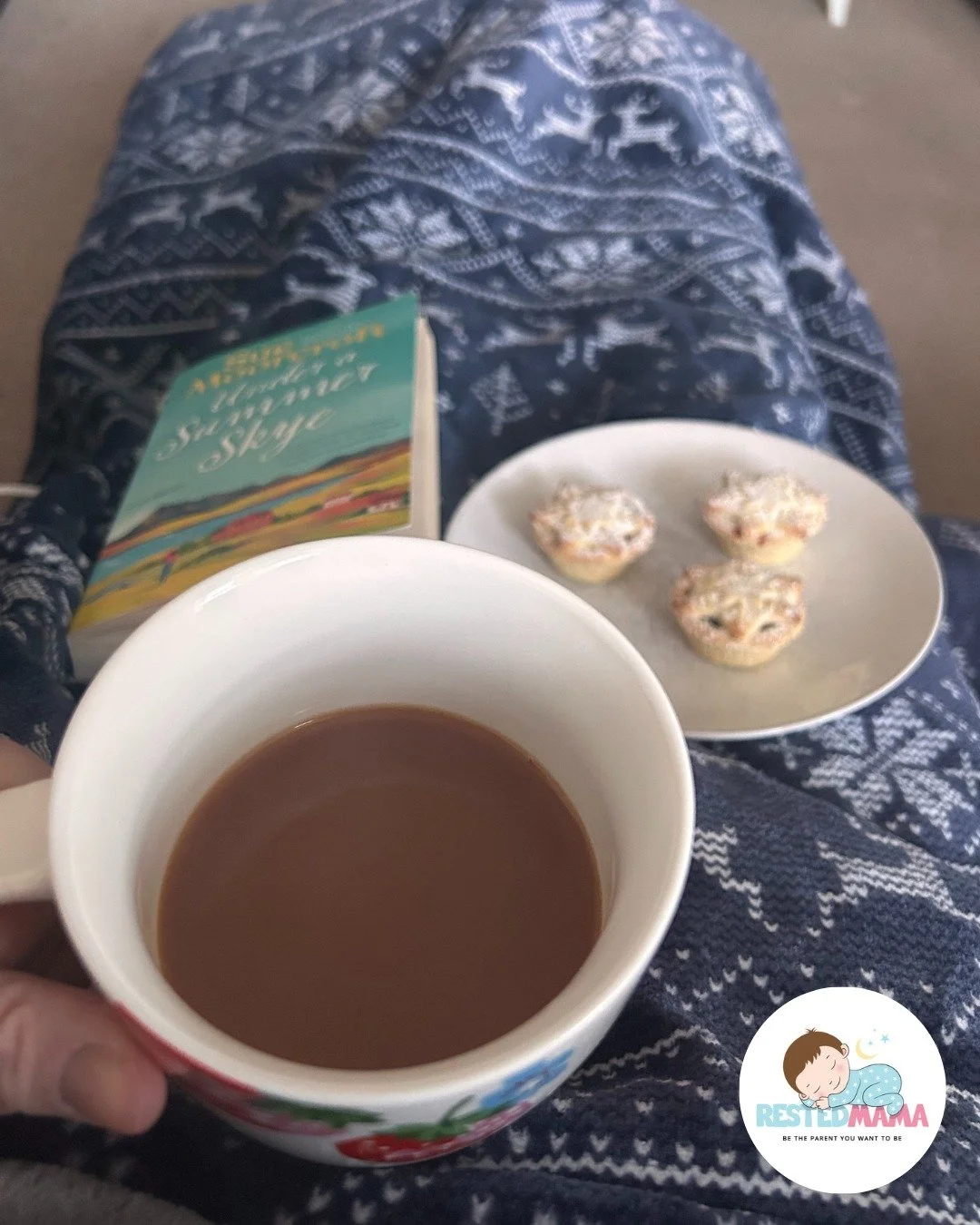 Is it even December if you&rsquo;re running on mince pies, coffee, and chaos? 😂🎄

If your little one&rsquo;s sleep is making the season feel&hellip; not so jolly&hellip;
You&rsquo;re not alone &mdash; and there is a gentle way to turn things around