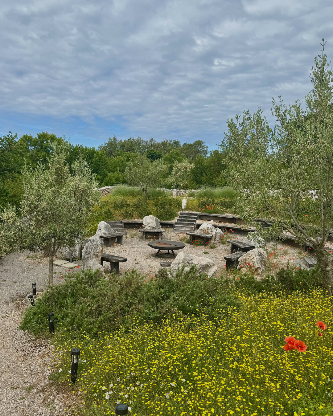 Kurišče v vrtu restora Osma